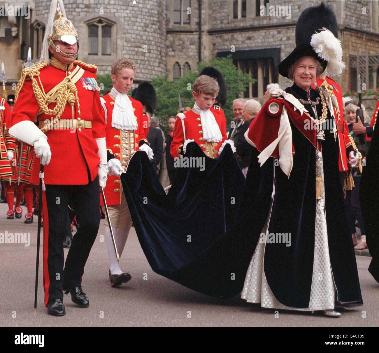 Sua Maestà la Regina (a destra) cammina in processione durante la cerimonia del Garter al Castello di Windsor, oggi (Lunedi). Orari foto/NPA ROTA) Foto Stock