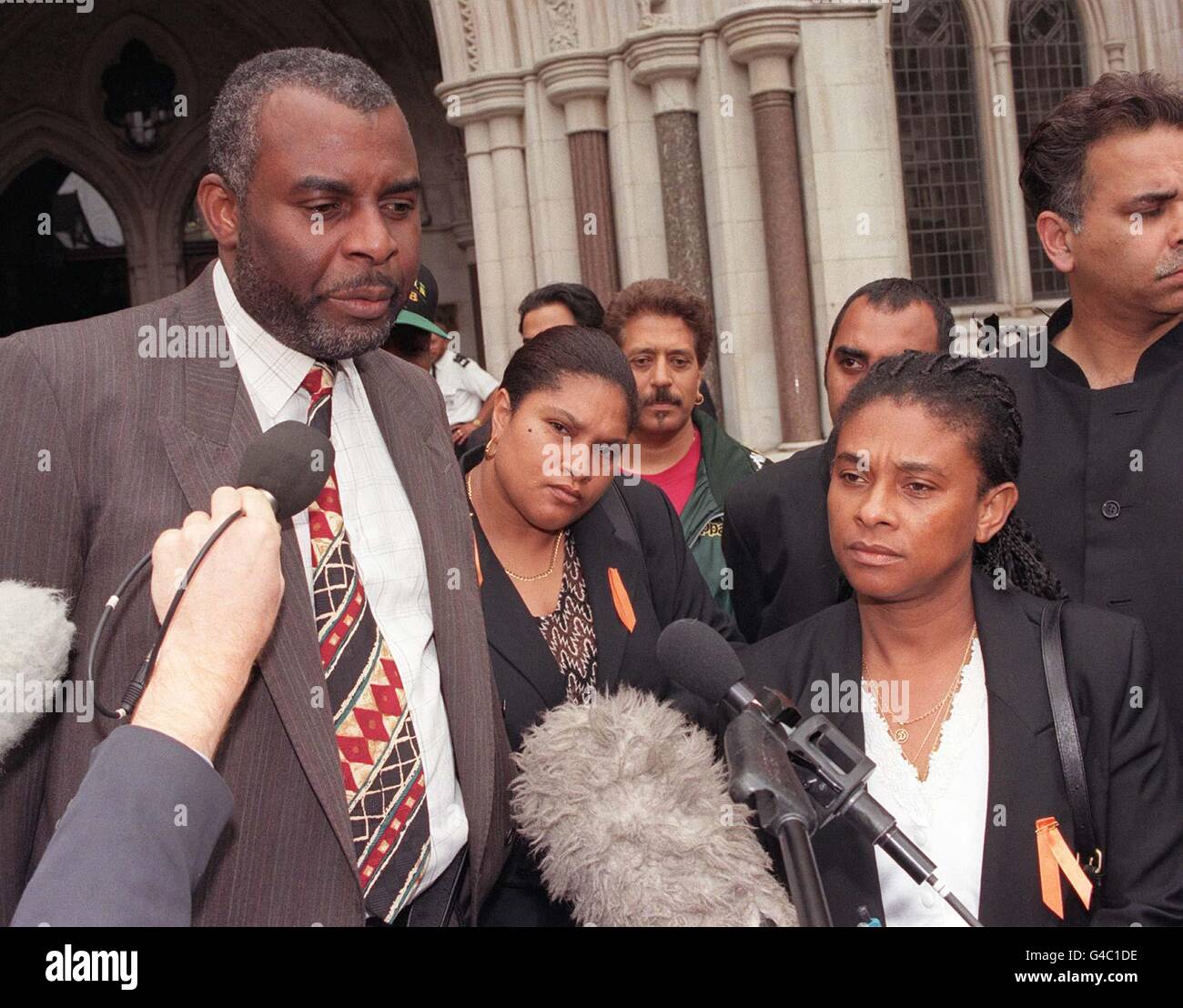 Neville e Doreen Lawrence dopo che il giudice ha respinto un appello da cinque giovani uomini a partecipare all'inchiesta in merito all'assassinio del teenager Stephen Lawrence. I cinque - David Norris, 21, Neil Acourt, 22, suo fratello Jamie Acourt, 21, Luke Knight, 20, e Gary Dobson, 22 - sono stati tutti in vari momenti accusati dell'assassinio di Stephen, 18 anni, a una fermata dell'autobus a sud di Londra nel 1993. Vedi PA storia COURTS Lawrence. Foto di Andrew Stuart/PA Foto Stock