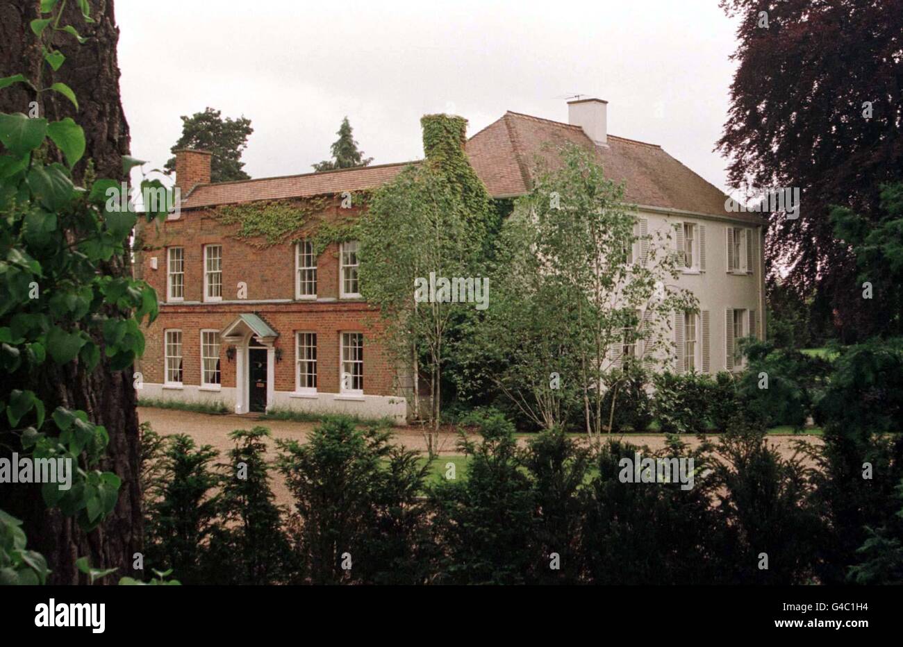 Birch Hall, del valore di 1.5 milioni, sarà la nuova casa della Duchessa di York e delle sue due figlie. Il palazzo georgiano si trova nella campagna del Surrey. 22/3/99: La residenza georgiana classificata di grado II è stata rimandata sul mercato con un prezzo di 1.5 milioni di euro. * a soli cinque chilometri circa da Sunninghill, la sua vecchia casa matrimoniale dove ha vissuto per 16 mesi. Foto Stock