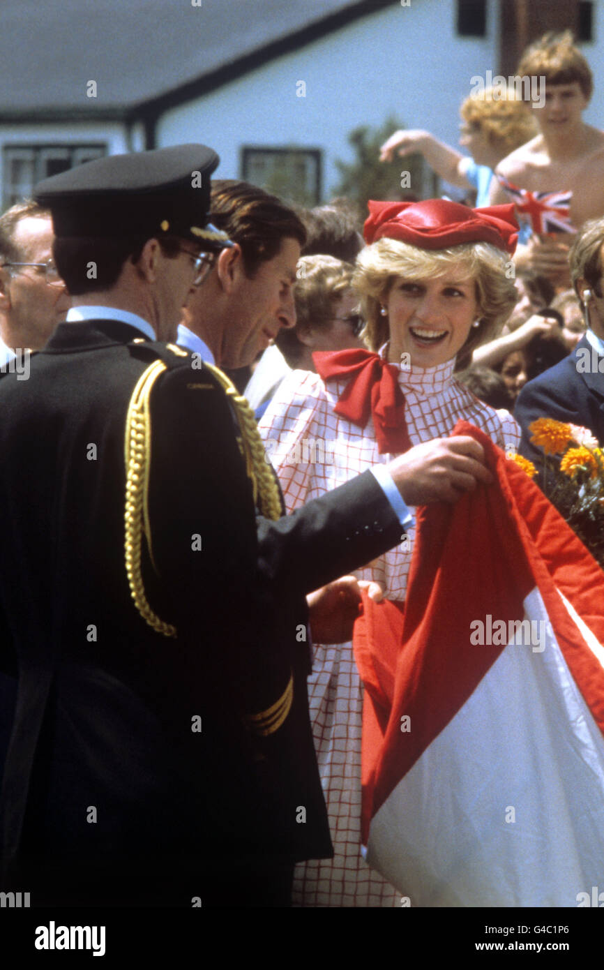 Il Principe di Galles amusa la Principessa sembrando paragonare una bandiera ai colori indossati dalla moglie, ad Halifax, Canada Foto Stock
