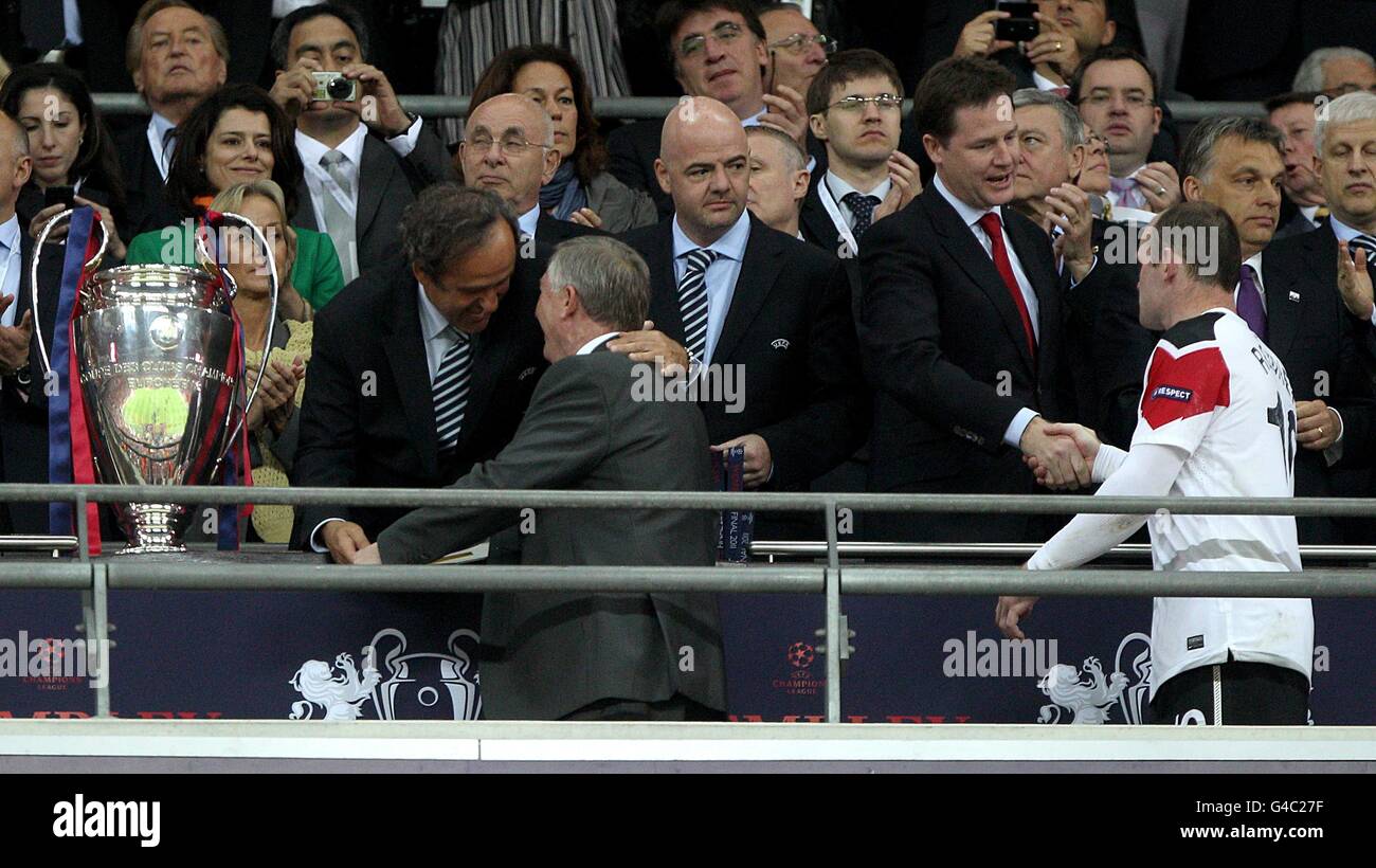 Il manager di Manchester United Sir Alex Ferguson stringe le mani con la UEFA Presidente Michel Platini Foto Stock