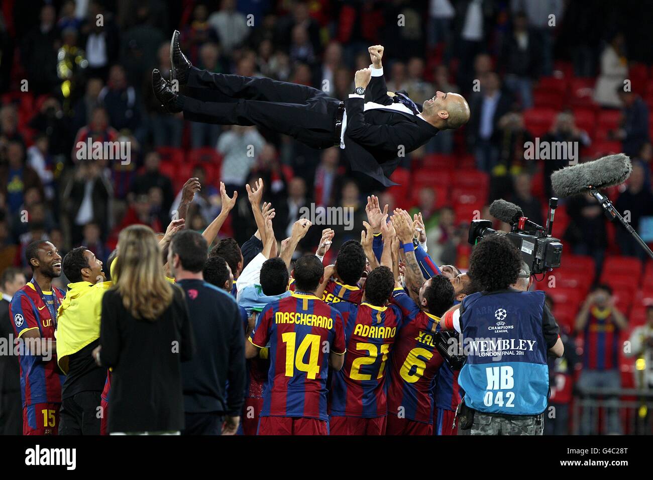 Il manager di Barcellona Josep Guardiola è gettato in aria da I suoi giocatori dopo aver vinto la finale della UEFA Champions League Foto Stock