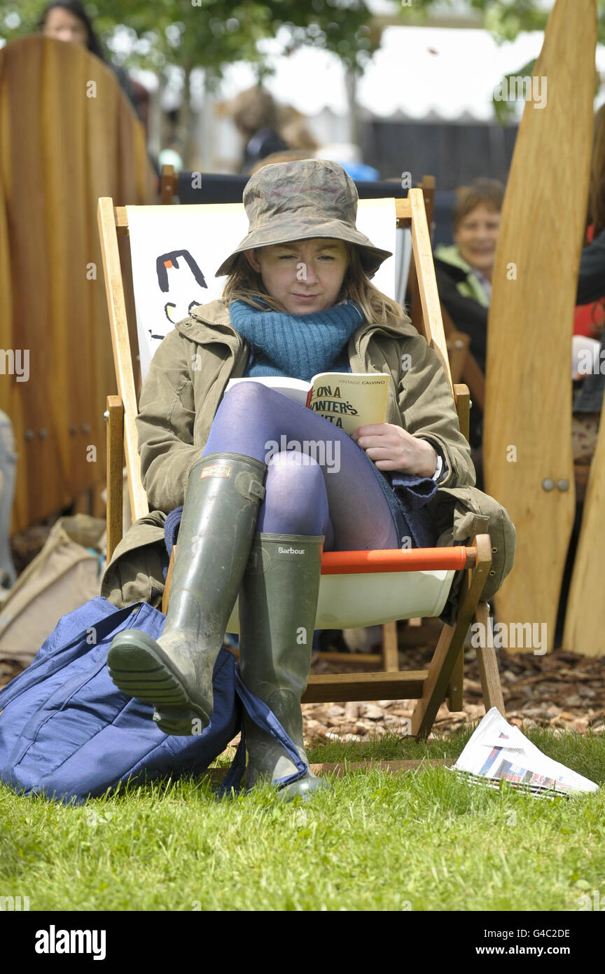 Una donna che indossa stivali Wellington al Festival di Hay-on-Wye, Powys, Galles. Foto Stock