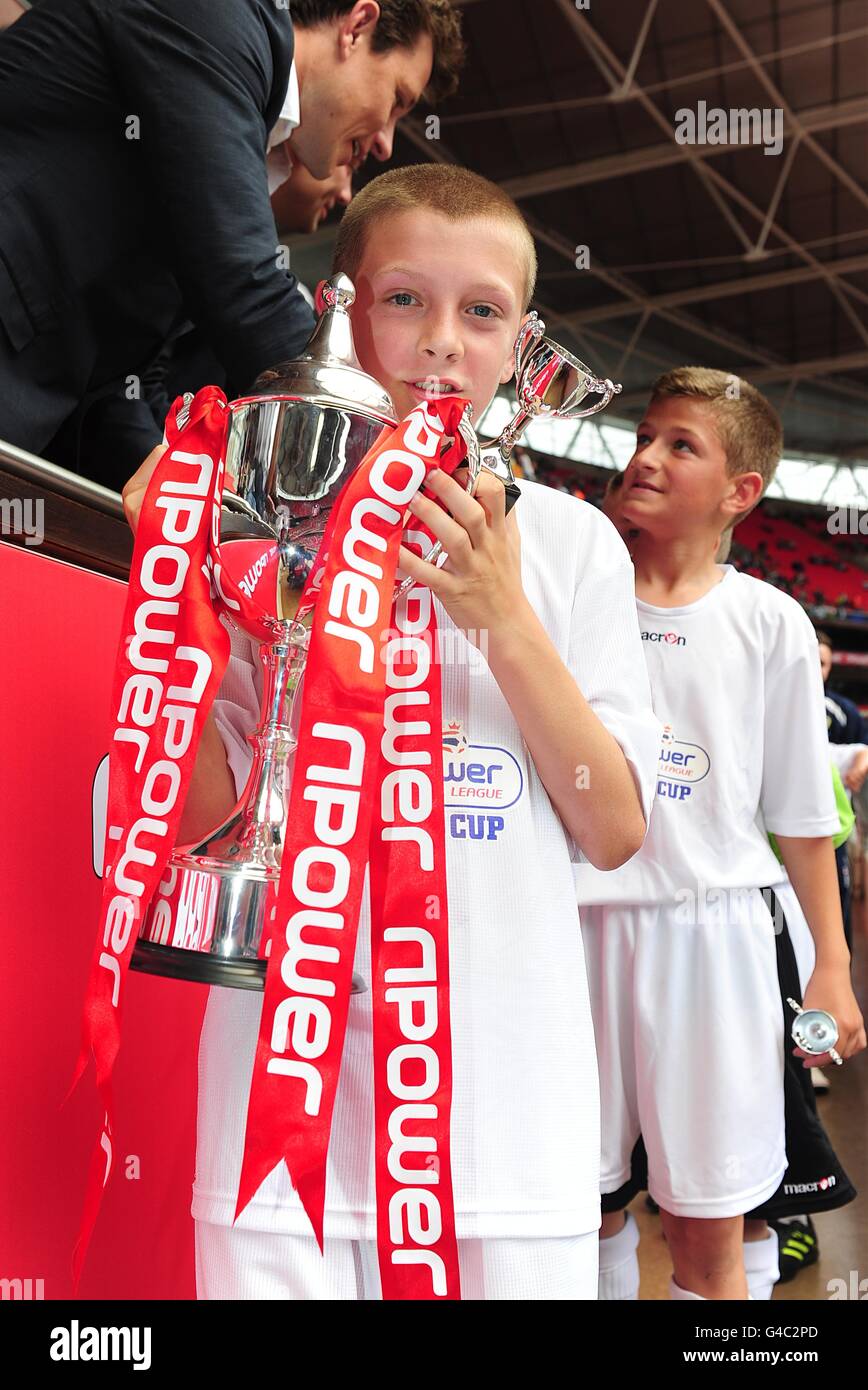 Calcio - Npower Football League Championship - Gioca fuori - finale - Reading v Swansea City - Stadio di Wembley. La squadra vincitrice riceve il trofeo per la finale della coppa per bambini, prima della partita Foto Stock