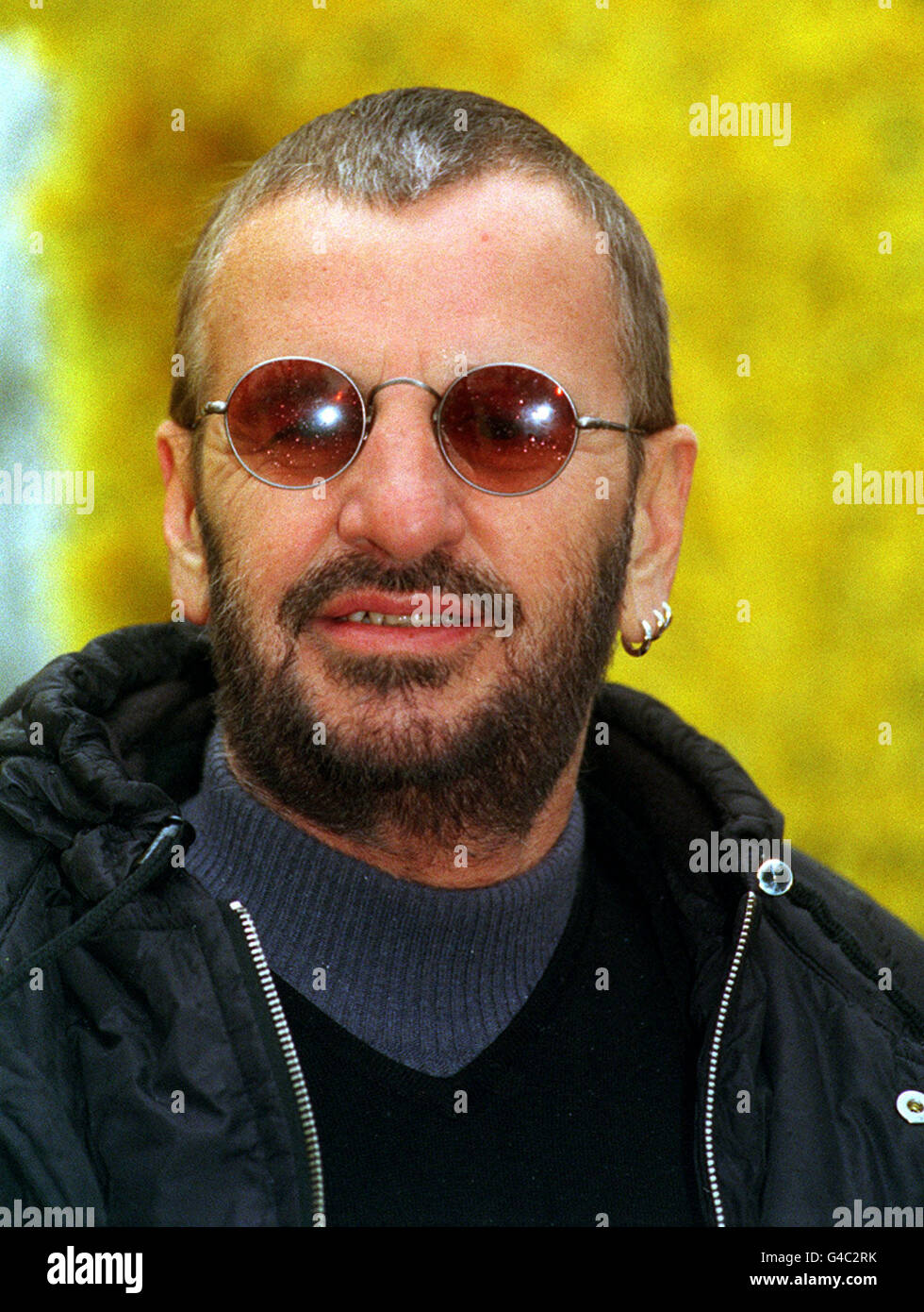 RINGO STARR ex batterista dalla leggendaria band 'Beatles" prende parte alle borse Marie Curie di ospitalità per la cura del cancro di GOLDEN DAFFODIL APPELLO IN HYDE PARK, Londra * 3/10/02: Sir Paul McCartney e Ringo Starr sono a titolo un concerto tributo in memoria di fine Beatle George Harrison, era stato annunciato. La manifestazione si terrà presso la Royal Albert Hall di Londra il 29 novembre e caratteristiche di alcuni dei più grandi nomi della musica britannica. Biglietti in vendita il prossimo venerdì con prezzi che variano da 25 a 150. Foto Stock