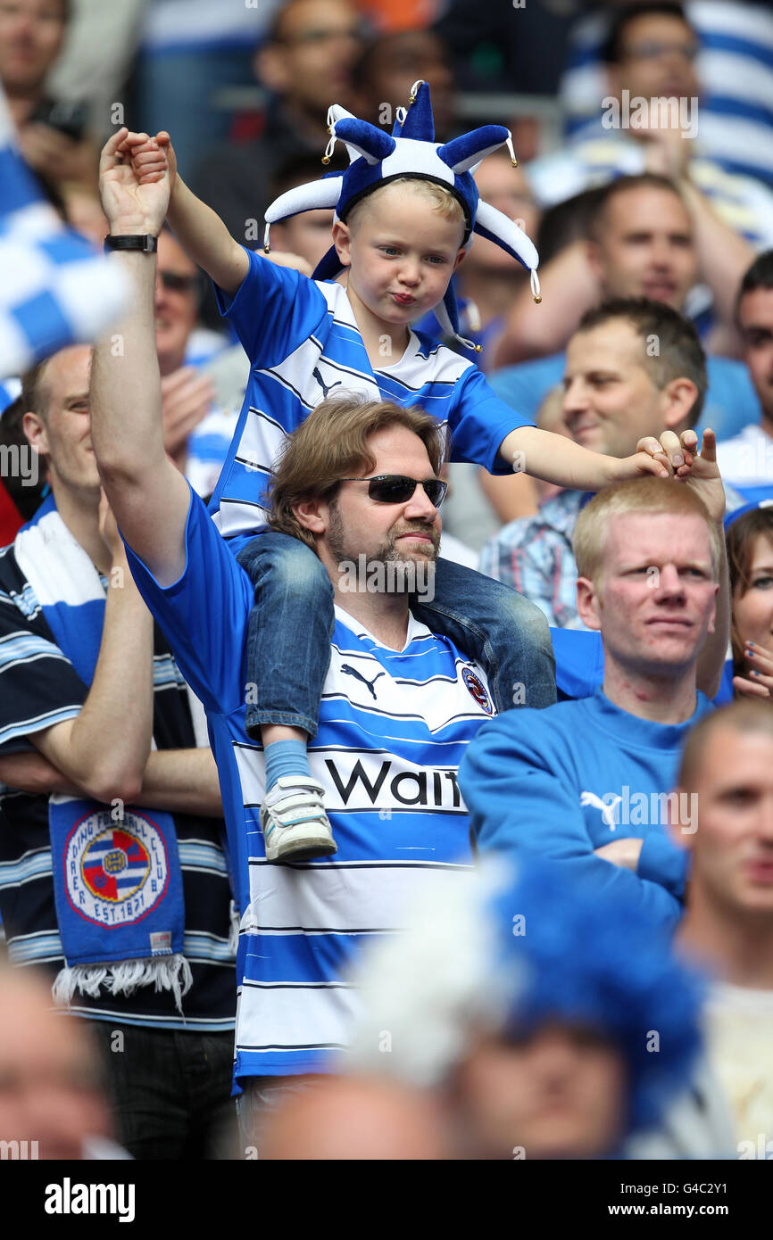 Calcio - campionato della Lega di Calcio di npower - Gioca fuori - finale - Reading v Swansea City - Stadio di Wembley. I fan della lettura si immergono nell'atmosfera di Wembley Foto Stock