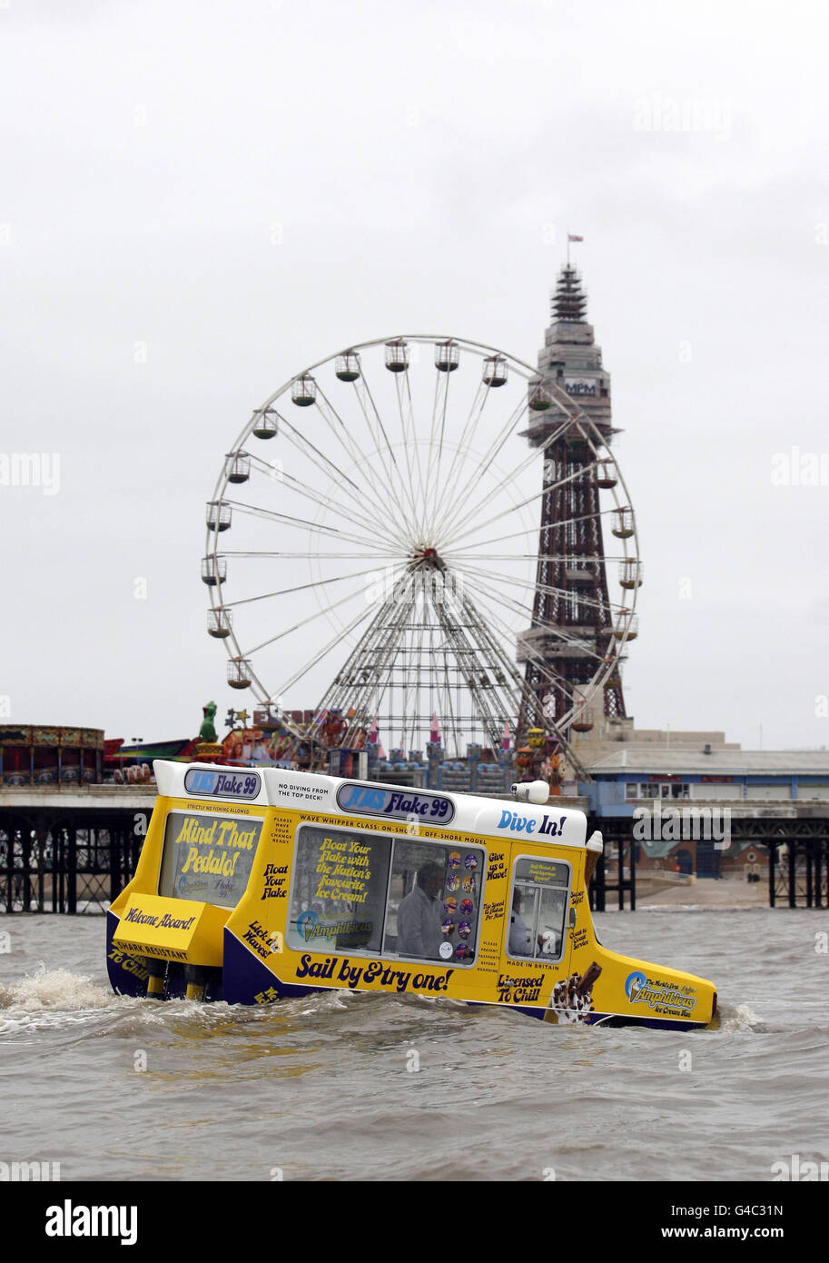 Il Gelateria anfibia, salpa a Blackpool, in occasione della National Ice Cream Week, che si svolge dal 30 maggio al 5 giugno. Foto Stock