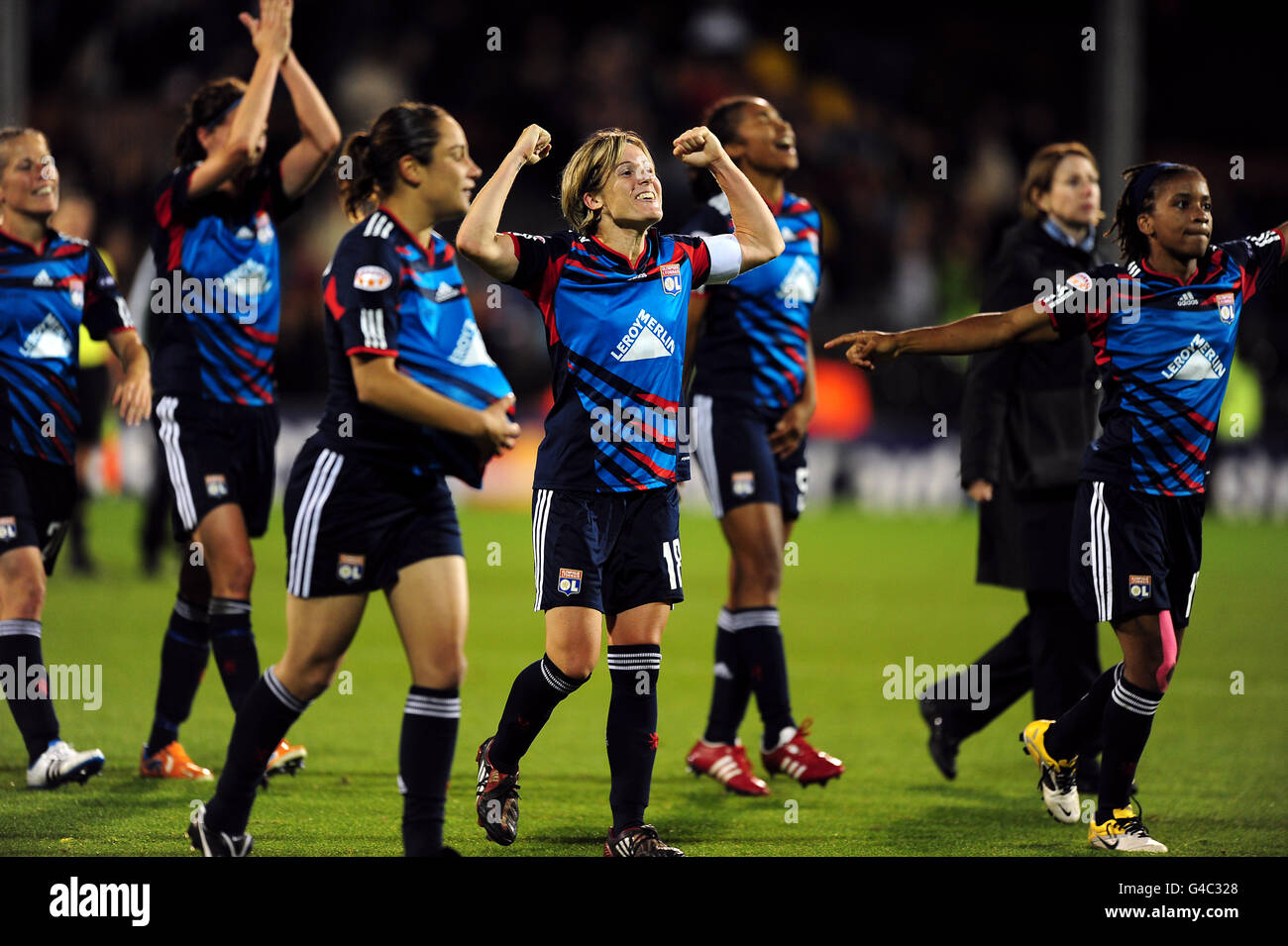 Calcio - UEFA Women's Champions League - finale - Olympique Lyonnais v FFC turbine Potsdam - Craven Cottage. I giocatori dell'Olympique Lyonnais festeggiano dopo la partita Foto Stock