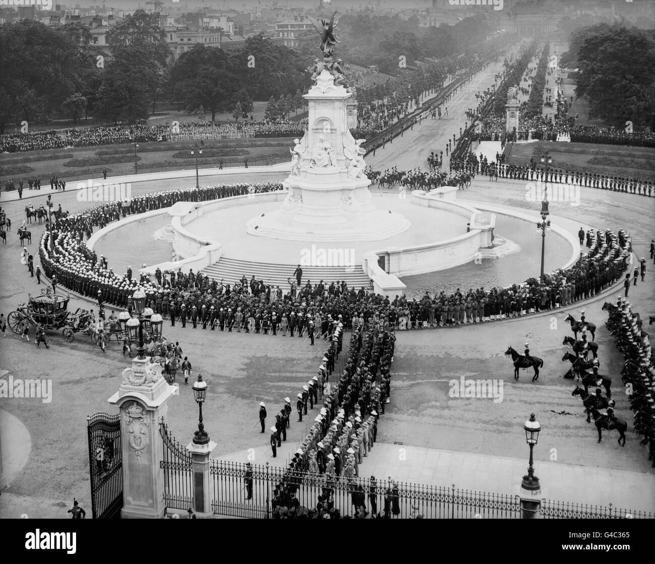 Re George V e la regina Maria tornano a Buckingham Palace dopo l'incoronazione. Foto Stock