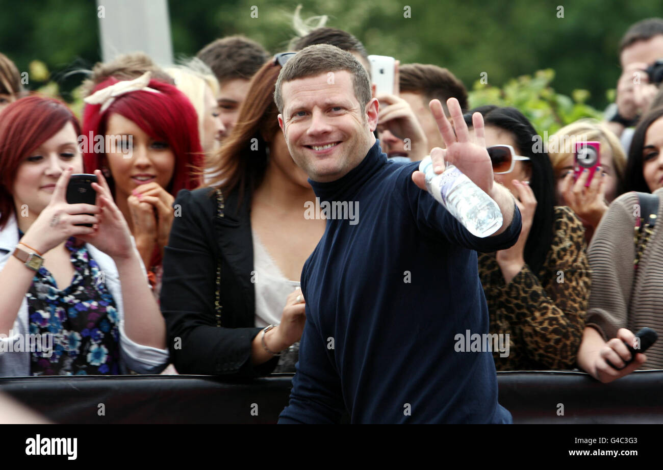 Dermot o'Leary incontra gli artisti mentre i giudici X Factor arrivano per le prime audizioni alla LG Arena di Birmingham. Foto Stock