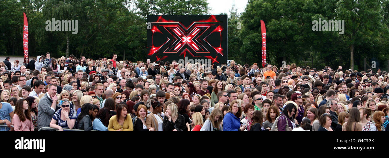 Gli artisti speranzosi si accodano mentre i giudici X Factor arrivano per le prime audizioni alla LG Arena, Birmingham. Foto Stock