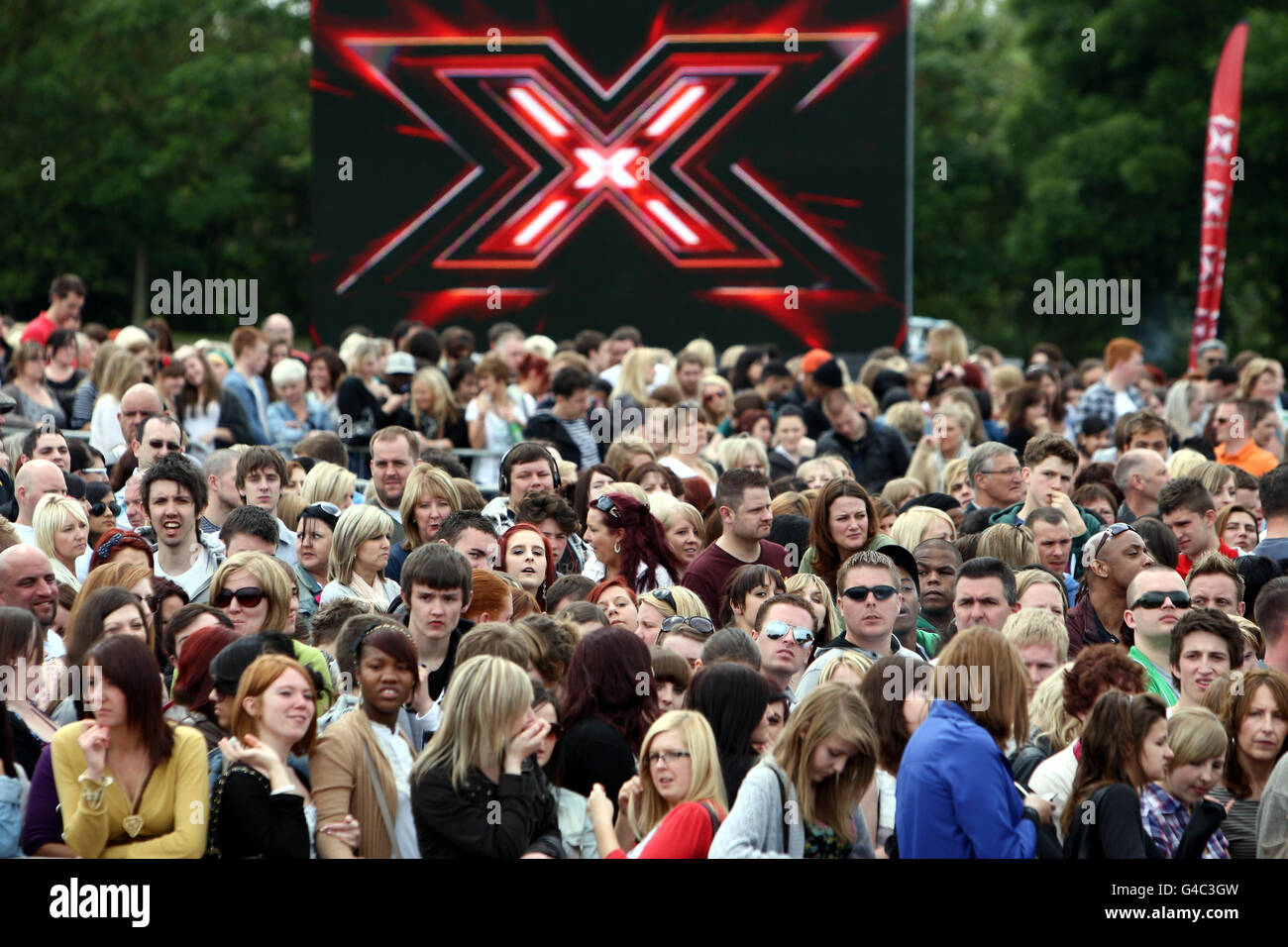 Gli artisti speranzosi si accodano mentre i giudici X Factor arrivano per le prime audizioni alla LG Arena, Birmingham. Foto Stock
