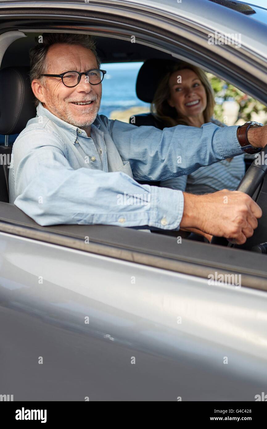 Modello rilasciato. Senior uomo in auto, sorridente. Foto Stock