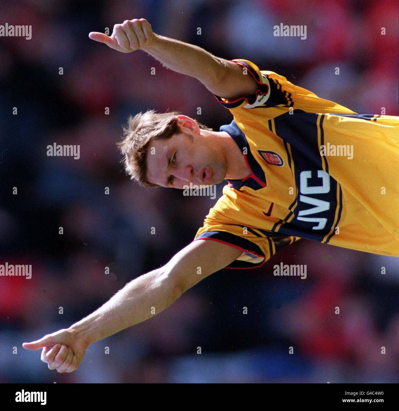 Sollievo dal Capitano Arsenale Tony Adams, mentre il suo fianco prende un passo più vicino al titolo di Premiership dopo aver sconfitto Barnsley Struggler retrocessione il Sabato. Foto John Giles.PA. Foto Stock