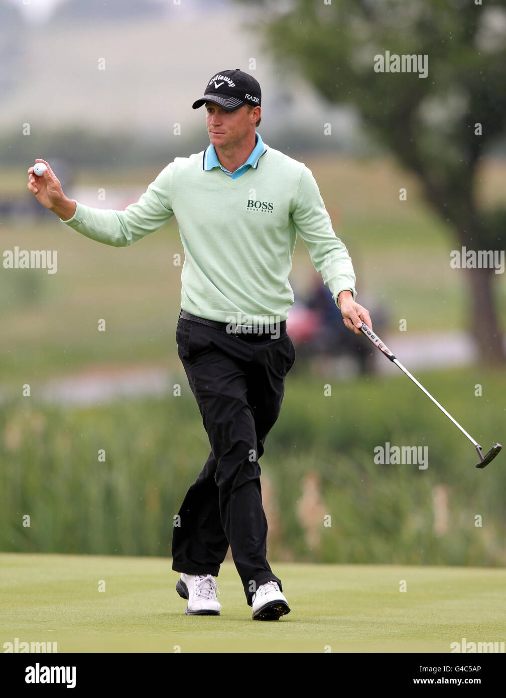 Alexander Noren, svedese, riconosce la folla sul quinto green sulla via della vittoria nel Saab Wales Open 2011 al Celtic Manor Resort di Newport. Foto Stock