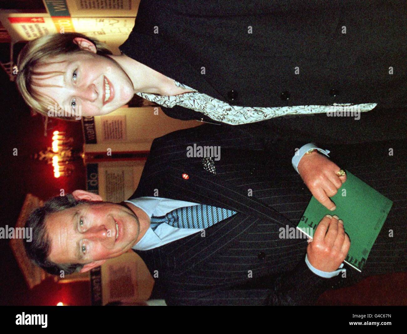 Il Principe del Galles propone fotografie con Jenny Wainwright, uno dei giovani a beneficiare della fiducia del Principe, ad un ricevimento per promuovere il lavoro di carità tenuto oggi a St James Palace, Londra (Giovedi). In precedenza Jenny era stato inutilizzato in precedenza per descrivere al principe e a un pubblico di 300 come, con l'aiuto della fiducia, ha ora trovato lavoro come segretario legale e la sua casa in affitto. Vedi la storia del Principe REALE. ROTA Foto di Paul Hackett REUTERS Foto Stock