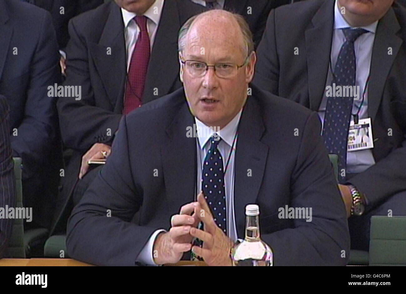 Douglas Flint, presidente del gruppo, HSBC risponde alle domande sulla Commissione indipendente sul sistema bancario di fronte al Treasury Select Committee alla Camera dei Comuni di Londra. Foto Stock