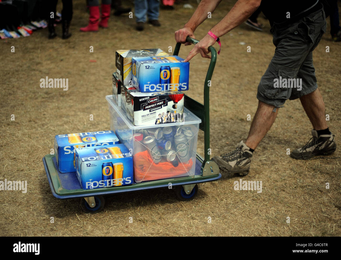 Isola di Wight Festival 2011. I frequentatori del festival arrivano al Festival dell'isola di Wight, che inizia oggi. Foto Stock