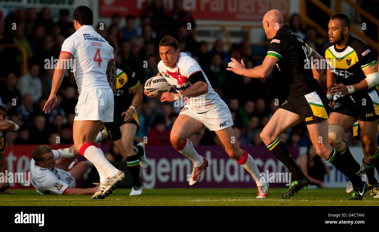 Il Kevin Sinfield dell'Inghilterra supera il Craig Fitzgibbon di Exiles durante la partita Car Plan International Origin all'Headingley Carnegie Stadium di Leeds. Foto Stock