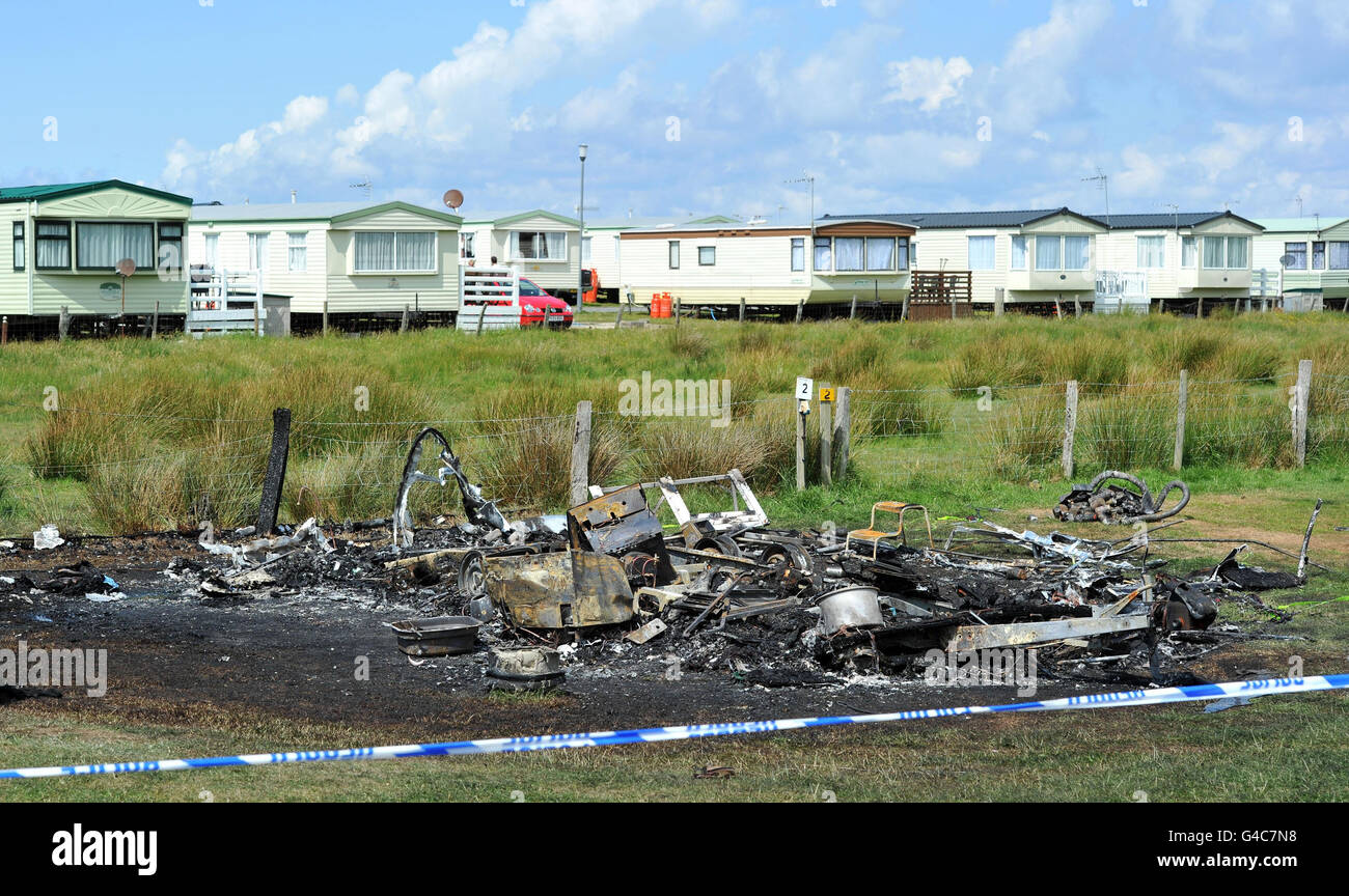 Una visione generale della scena al parco delle carovane di Sunny Sands a Talybont, vicino a Barmouth, Gwynedd, dopo che un padre e un figlio sono stati uccisi e una ragazza di due anni gravemente ferita in un fuoco di carovana. Foto Stock