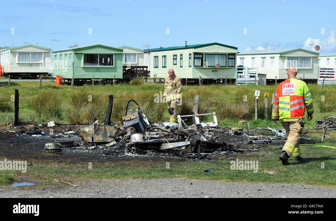 Una visione generale della scena al parco delle carovane di Sunny Sands a Talybont, vicino a Barmouth, Gwynedd, dopo che un padre e un figlio sono stati uccisi e una ragazza di due anni gravemente ferita in un fuoco di carovana. Foto Stock
