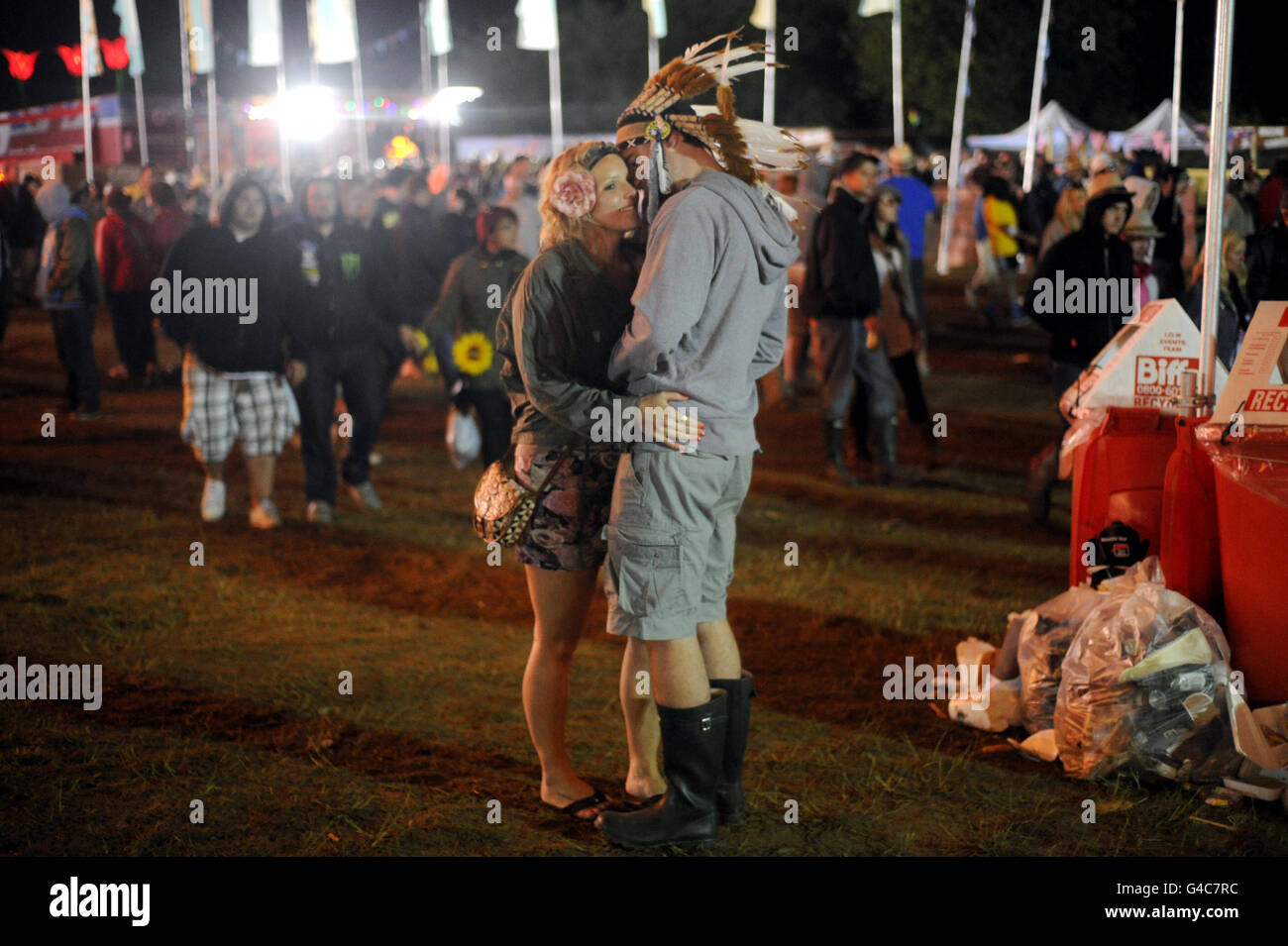 Un abbraccio di coppia durante il primo giorno del Festival dell'Isola di Wight. PREMERE ASSOCIAZIONE foto. Data immagine: Venerdì 10 giugno 2011. Il credito fotografico dovrebbe essere: Anthony Devlin/PA Wire Foto Stock