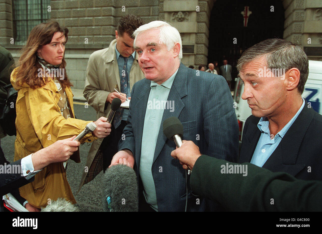 PA NEWS FOTO 7/10/93 BILLY POTENZA (sinistra) e PADDY HILL, due dei sei di BIRMINGHAM LASCIANDO LA OLD BAILEY Foto Stock