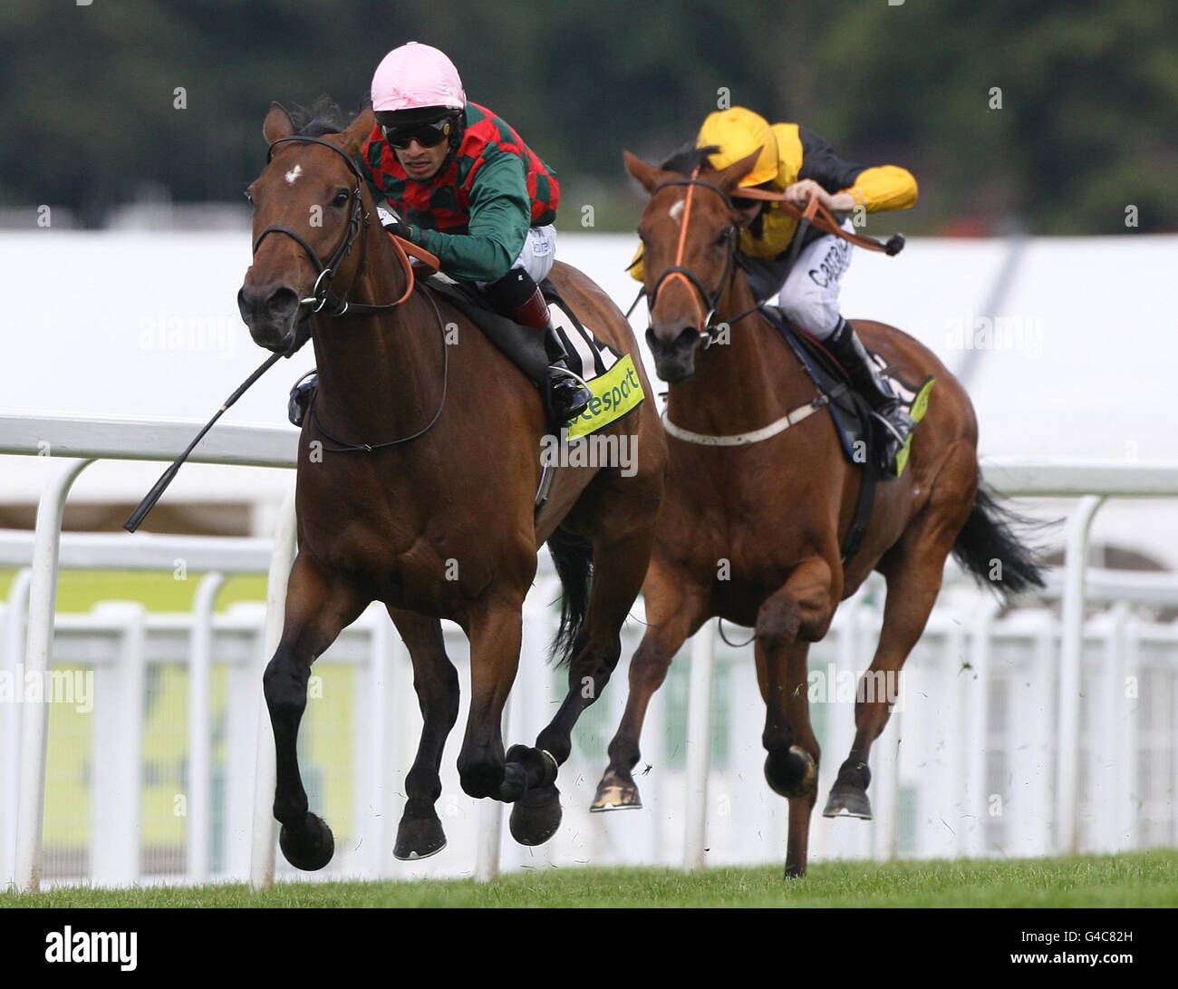 La legge della gamma indescita da Silvestre De Sousa vince il totesport 0800 221 221 handicap Stakes durante il totepool Irish Day all'ippodromo di Sandown Park, Surrey. Foto Stock