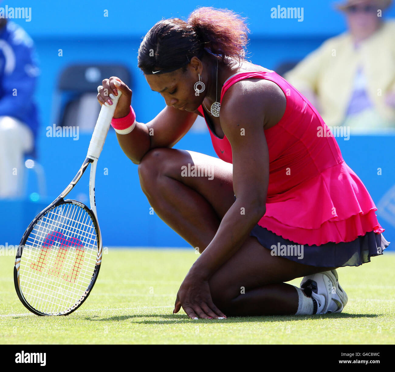 USA's Serena Williams dopo aver inciampato nella sua partita contro vera Zvonareva della Russia durante l'AEGON International al Devonshire Park, Eastbourne. Foto Stock
