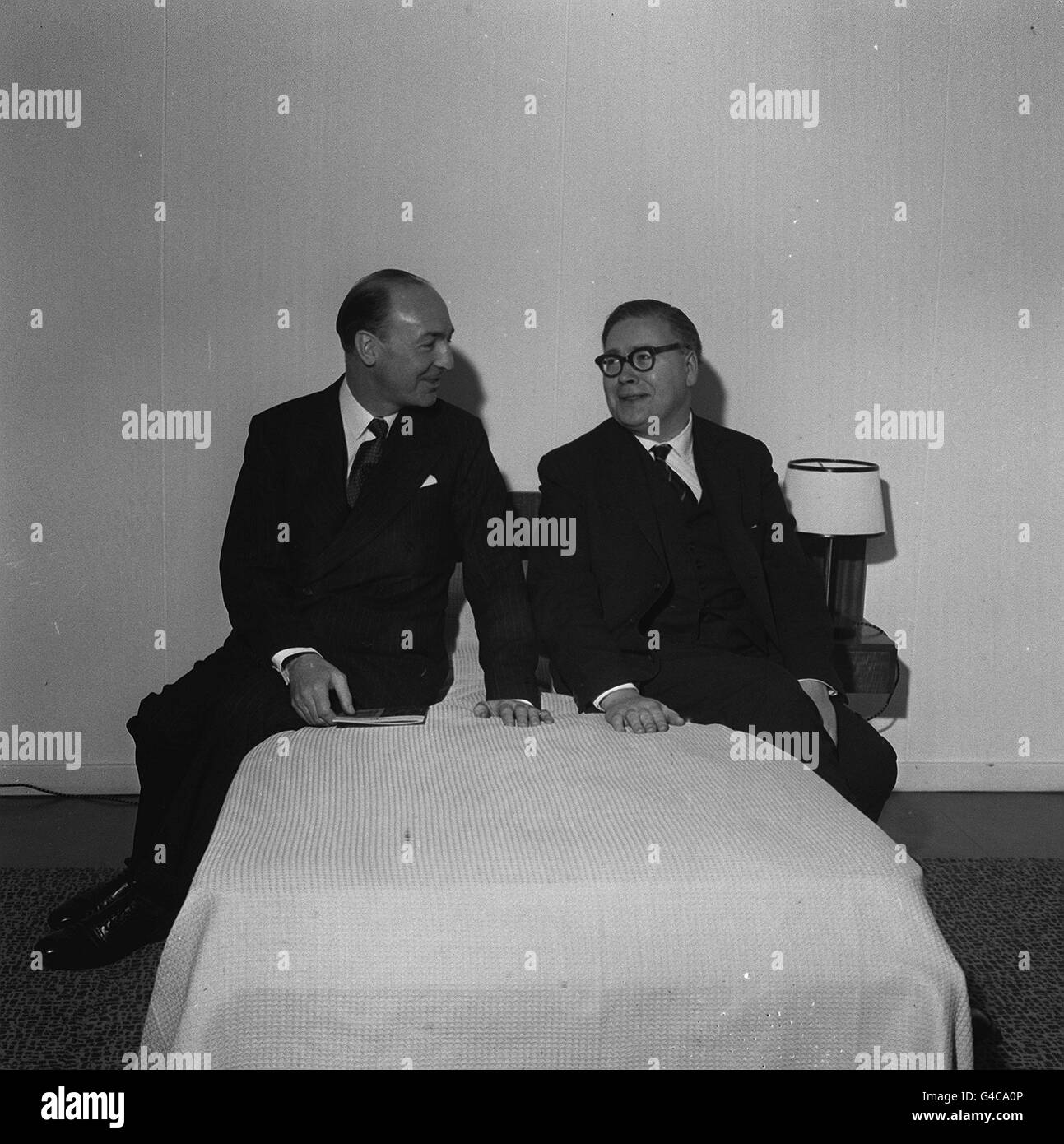 PA NEWS PHOTO 29/1/63 JOHN PROFUMO, SECTRETARY OF STATE OF WAR AND GEOFFREY RIPPON, MINISTRO DELL'EDILIZIA PUBBLICA E LAVORI IN UNA MOSTRA TENUTASI PRESSO IL MINISTERO DEGLI EDIFICI PUBBLICI E DEI LAVORI PRESSO LA DUDLEY HOUSE, ENDELL STREET, LONDRA Foto Stock