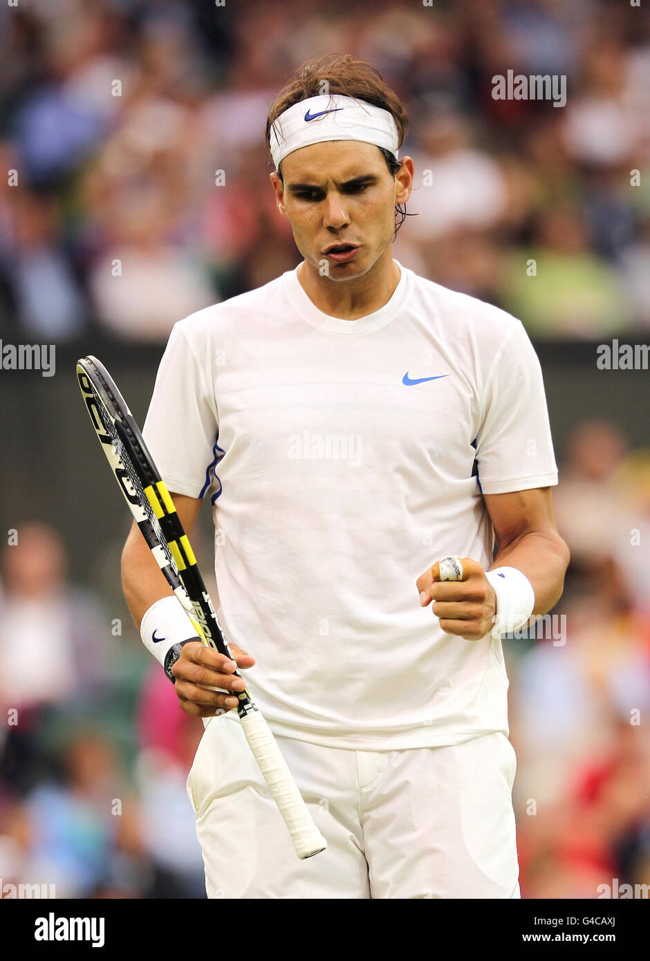 La spagnola Rafael Nadal festeggia un punto contro il Ryan Sweeting degli Stati Uniti durante il terzo giorno dei Campionati di Wimbledon 2011 presso il club di tennis All England Lawn. Foto Stock