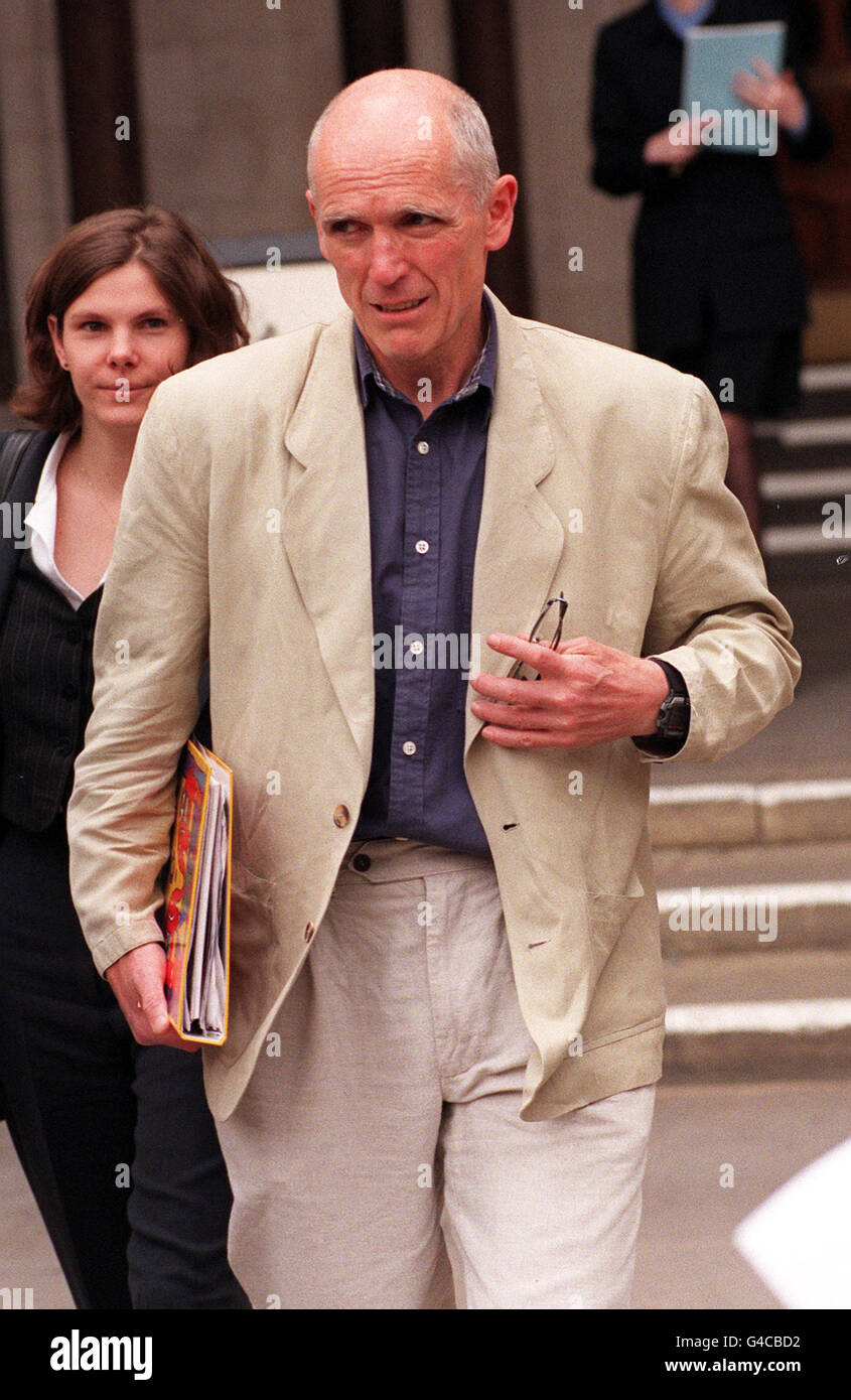 L'ex rapinatore armato ha girato l'autore John McVicar fuori della High Court di Londra oggi (mercoledì). McVicar è stato citato in giudizio dall'ex campione del mondo atleta Linford Christie a seguito di una dichiarazione di una rivista di atletica che ha utilizzato farmaci per raggiungere la vetta. Foto di Paul Treacy/PA. Vedi PA storia COURTS Christie Foto Stock