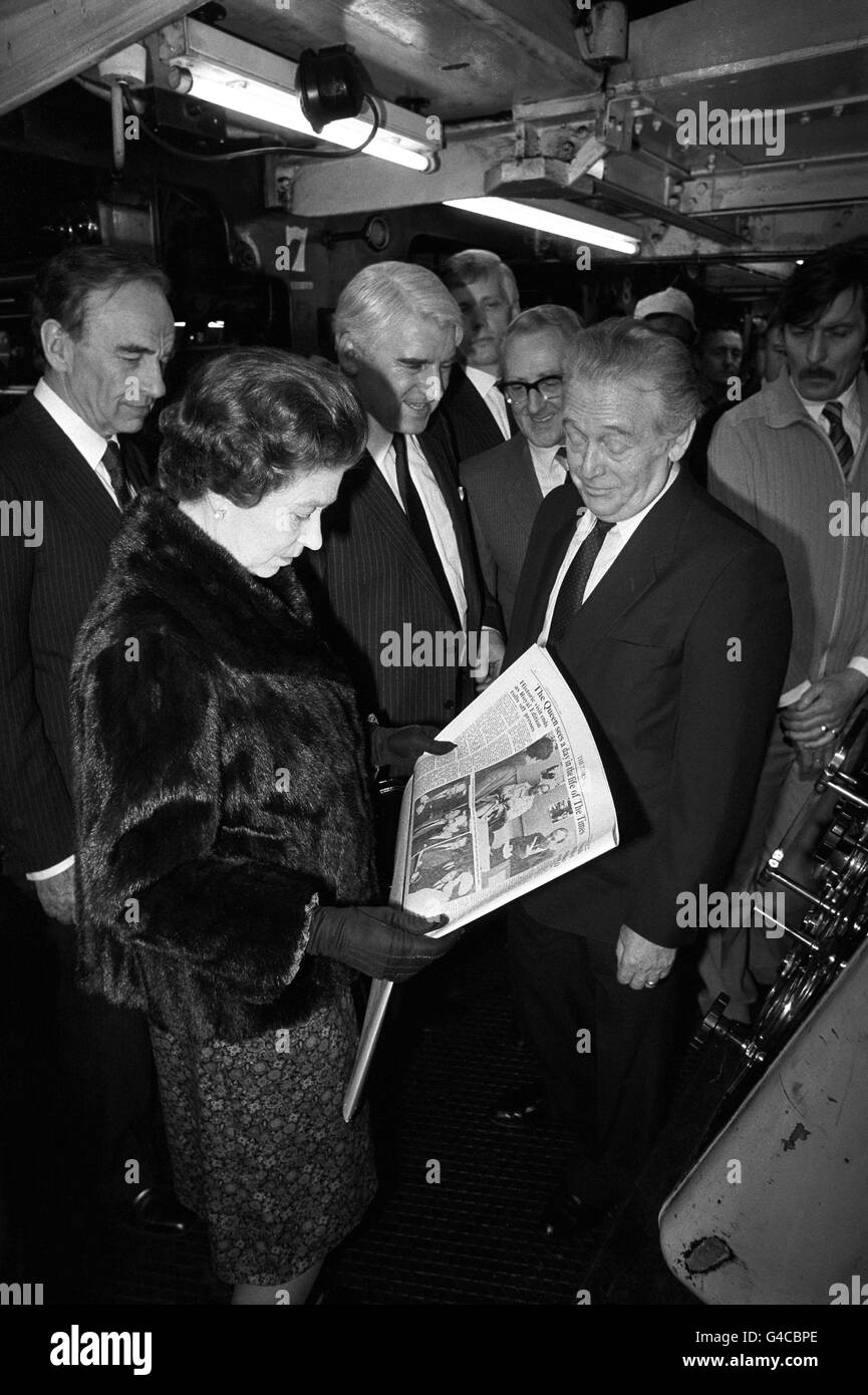 La regina Elisabetta II con il titolare Rupert Murdoch, a sinistra, presso l'edificio del giornale Times a Grays Inn Road, Londra, per celebrare il bicentenario della carta. Foto Stock