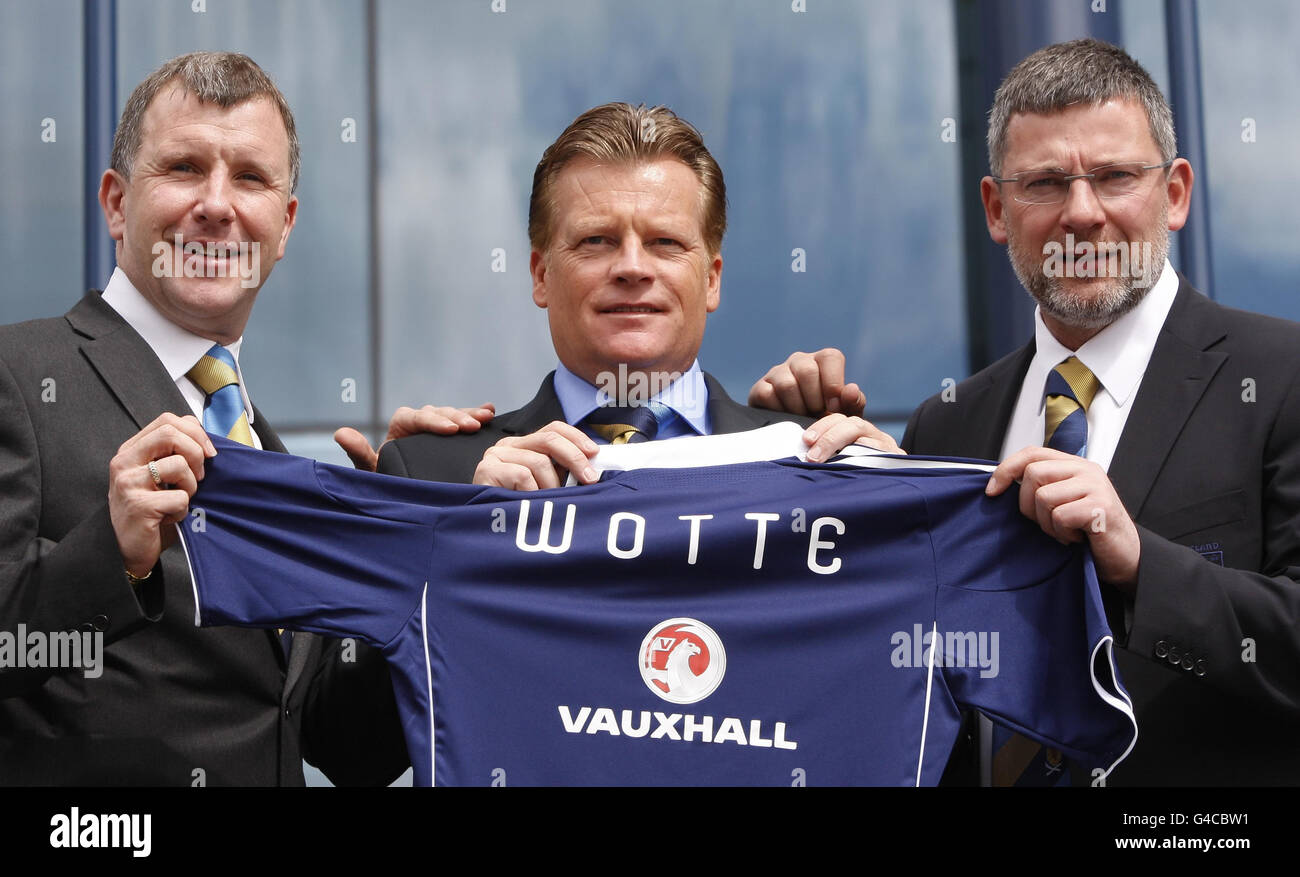 Stewart Regan (a sinistra), coach nazionale del team Craig Levein (a destra) e il nuovo Performance Director Mark Wotte durante la fotocellula di Hampden Park, Glasgow. Foto Stock