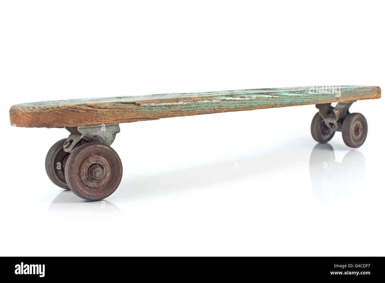 Vecchio skateboard di legno su sfondo bianco Foto Stock