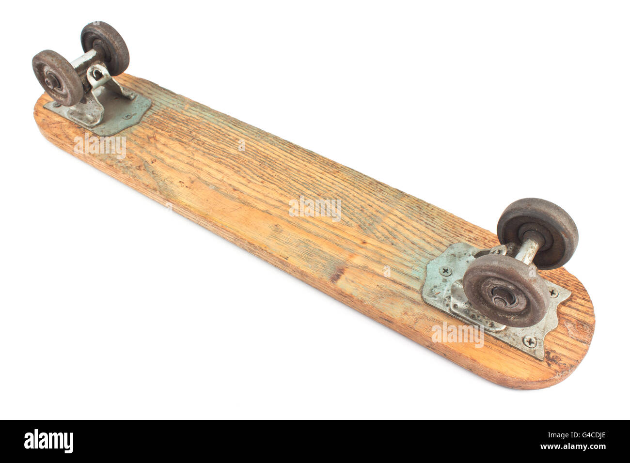 Vecchio skateboard in legno isolato su bianco Foto Stock