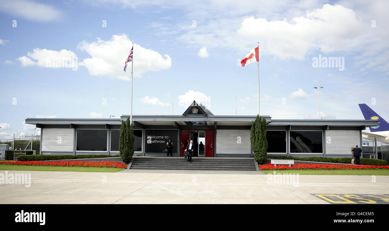 La bandiera nazionale canadese vola sopra la Royal Suite mentre il Duca e la Duchessa di Cambridge partono su un aereo della Royal Canadian Air Force all'aeroporto di Heathrow di Londra per viaggiare a Ottawa per il loro primo tour all'estero come coppia sposata. Foto Stock