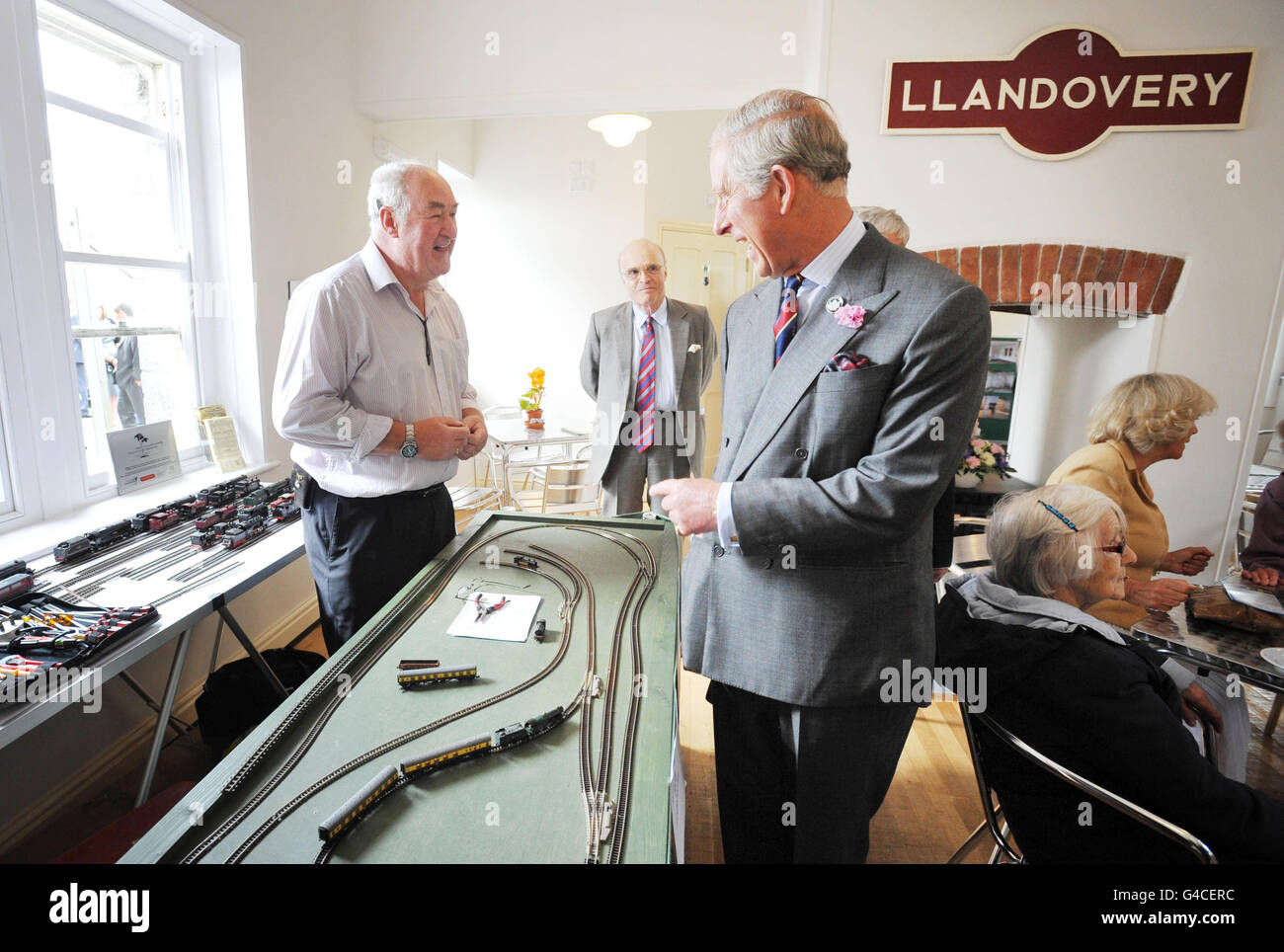 Il Principe del Galles incontra l'appassionato di modelle ferroviarie David Cheesman nella stazione ferroviaria di Llandovery, che il principe e la duchessa di Cornovaglia hanno ufficialmente aperto dopo la sua ristrutturazione. Foto Stock