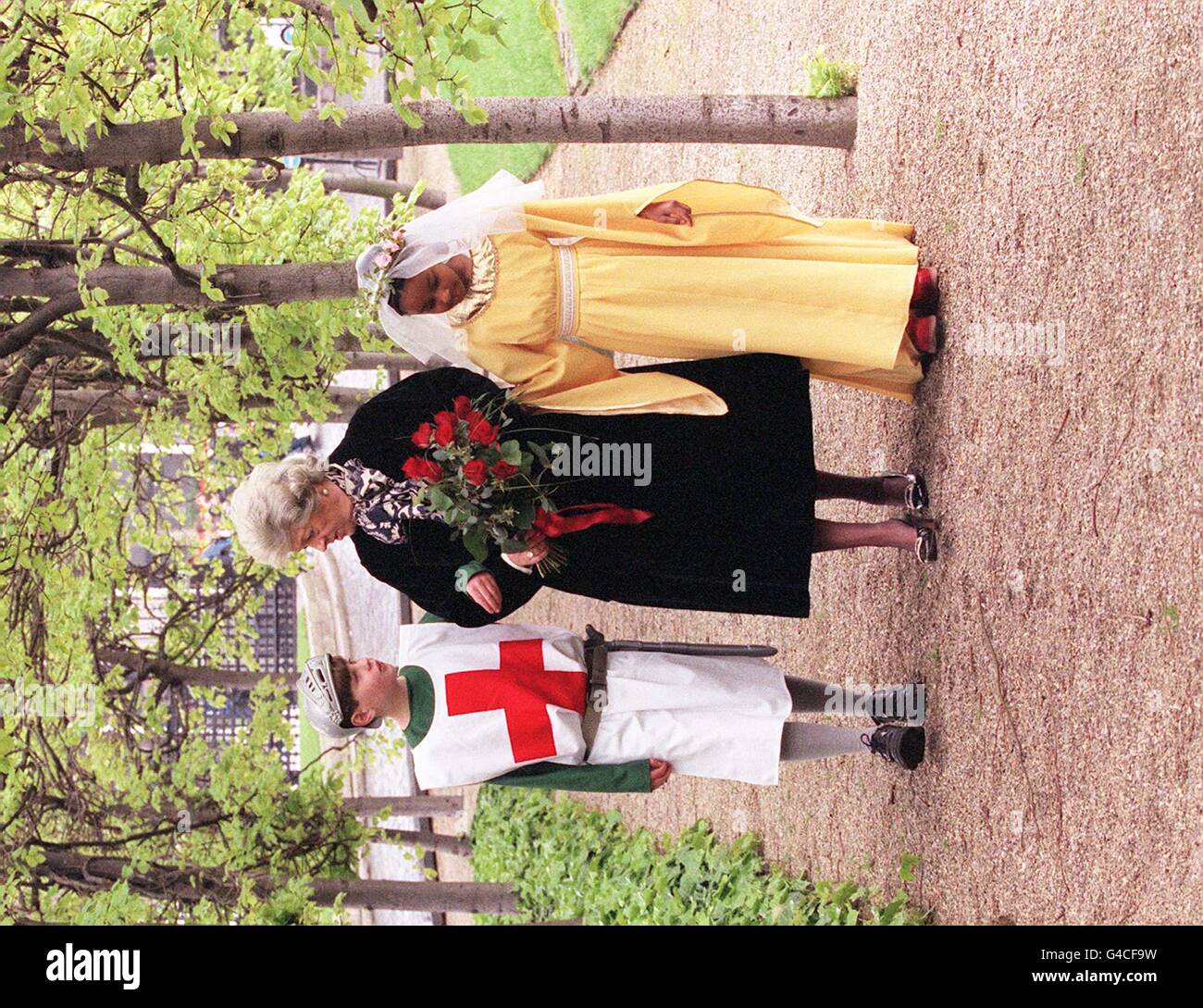 Commons Speaker Betty Boothroyd affiancato da Alexander Leighton, da East Molesey, vicino a Hampton e Kiesha Lewis, da Ealing, Londra ovest entrambi di 10 anni, durante una fotocellula a Londra questa mattina (Giovedi) dove ha ricevuto un bouquet di rose dall'Ente Turistico Inglese per celebrare il giorno di San Giorgio. Foto di Peter Jordan/PA. Guarda la storia di PA Foto Stock