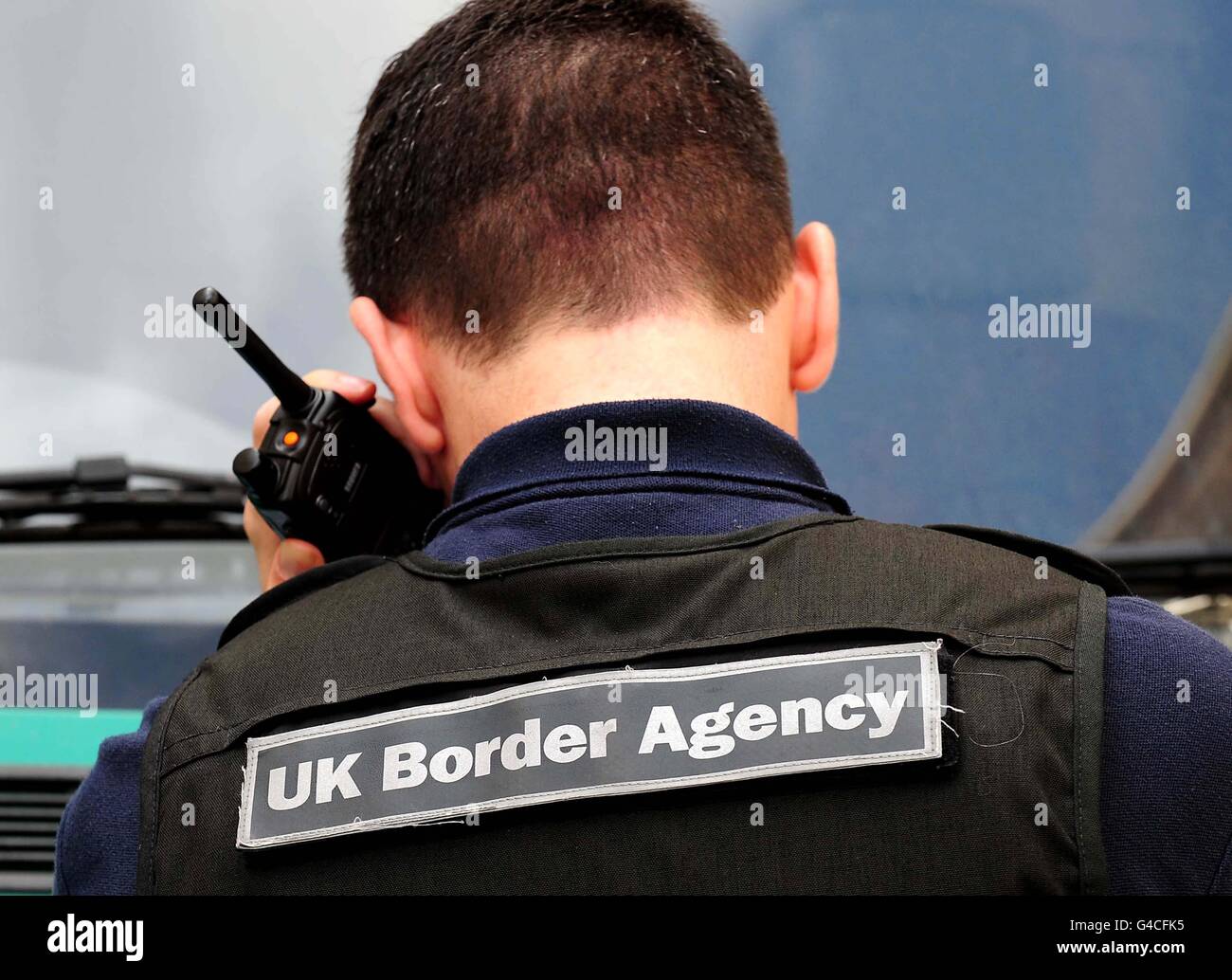 UK Border Agency ufficiali su un multi-agenzia operazione per combattere il lavoro illegale in un edificio che ospita i produttori tessili in Leicester. Foto Stock