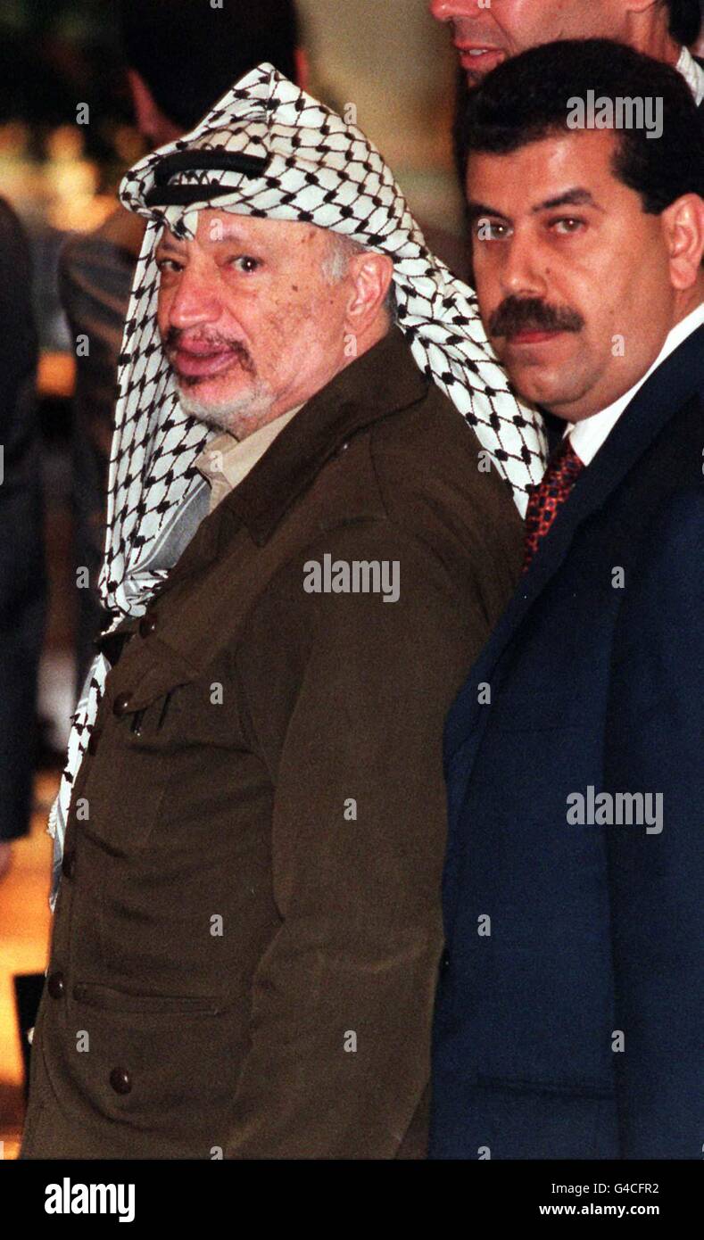 Il leader palestinese Yasser Arafat arriva oggi al Churchill Hotel nel centro di Londra (martedì) per continuare i colloqui sul processo di pace in Medio Oriente con il Segretario di Stato americano Madeleine Albright. Da allora sono emerse relazioni che i negoziati si sono conclusi senza accordo. Vedere PA storia POLITICA Mideast. Foto di Peter Jordan/PA Foto Stock