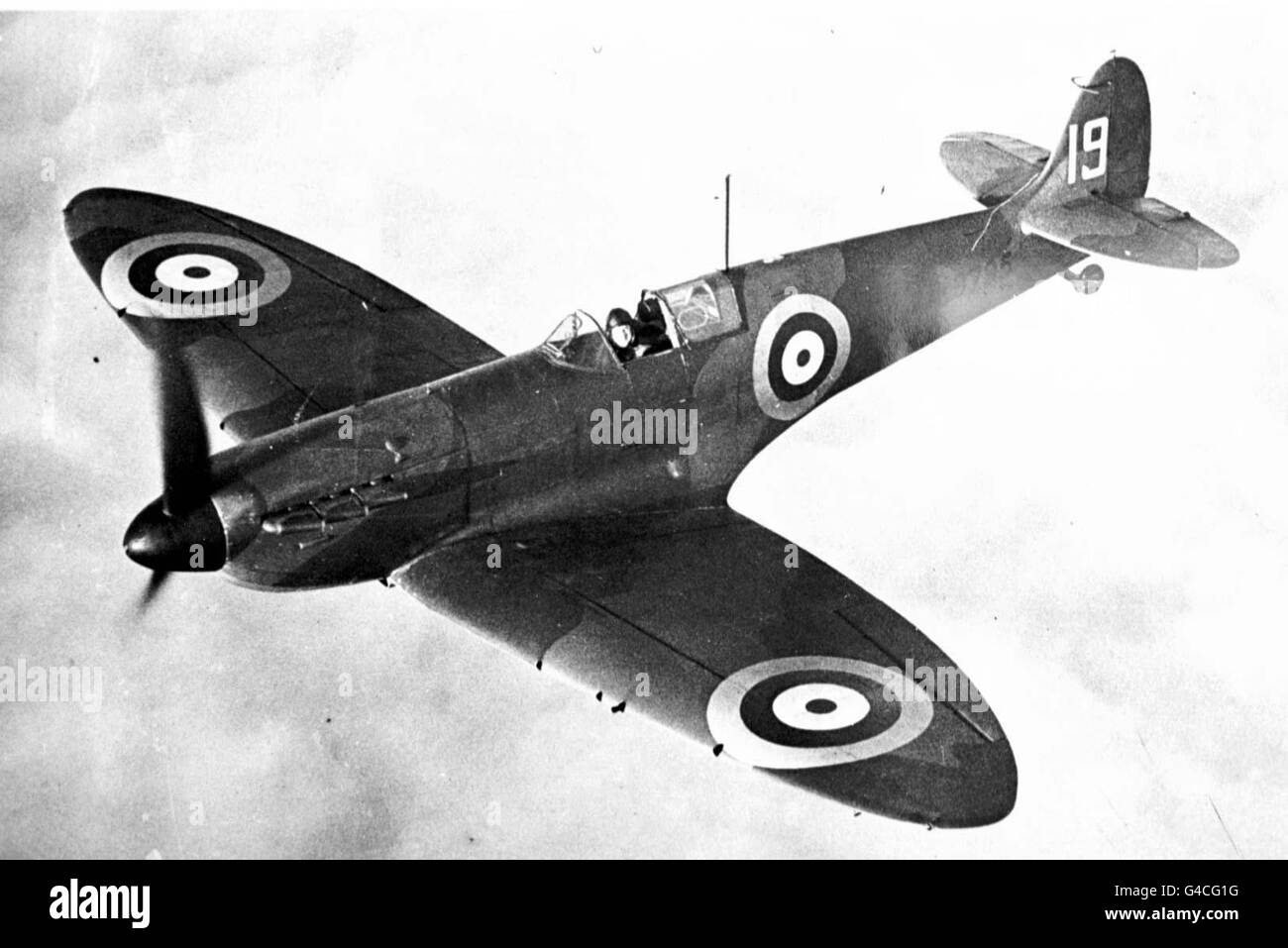 Collect photo of Squadron leader H i Cozens volando il 27 settembre 1938, Cozens è stato il leader dello Spitfire 19 Squadron originale con sede a Duxford dal 1938. Foto PA. Foto Stock