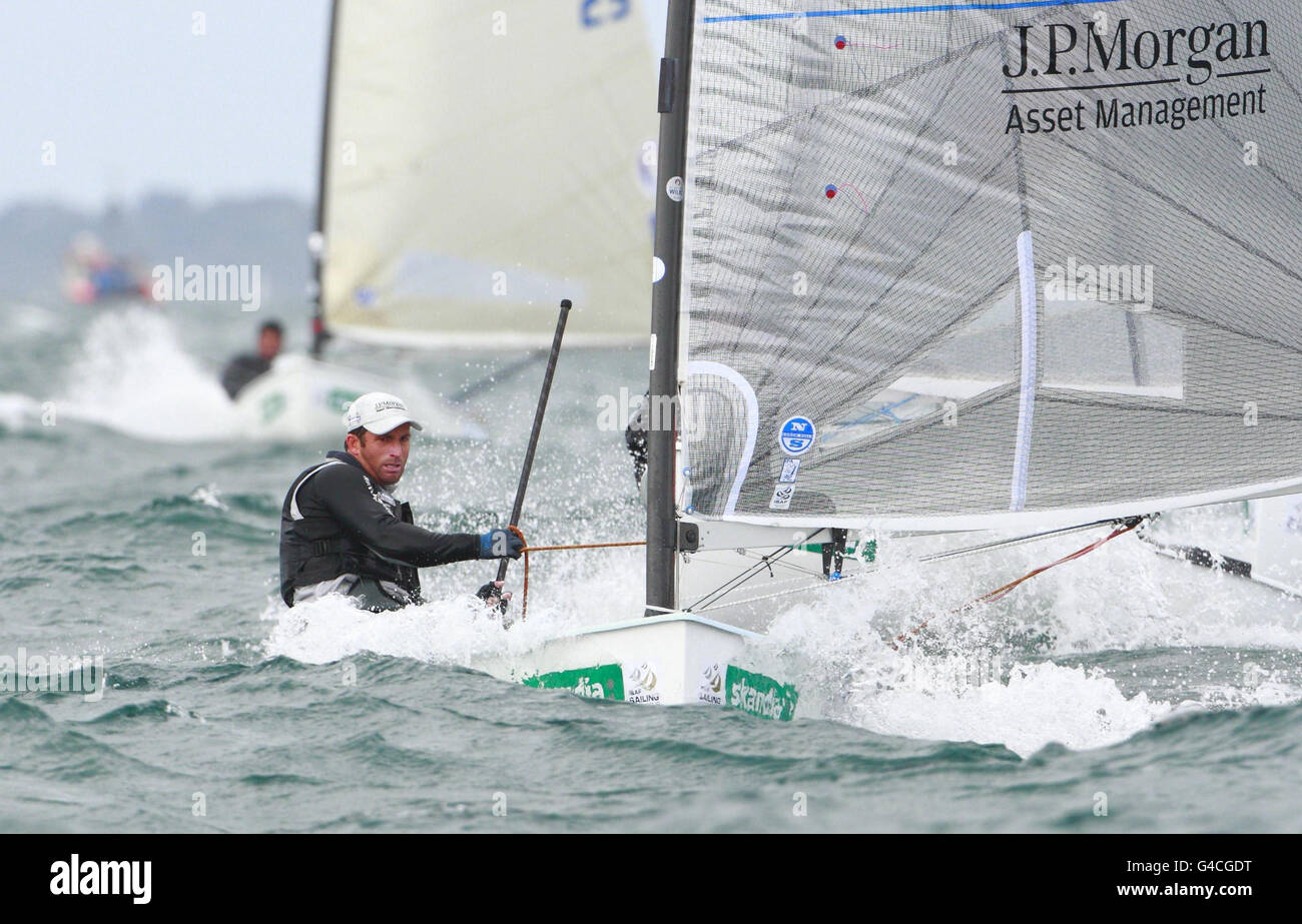 Medaglia d'oro alle triplicate olimpiche ben Ainslie in azione nel suo gommone finnico durante il secondo giorno della Skandia Sail for Gold Regata a Dorset. Foto Stock