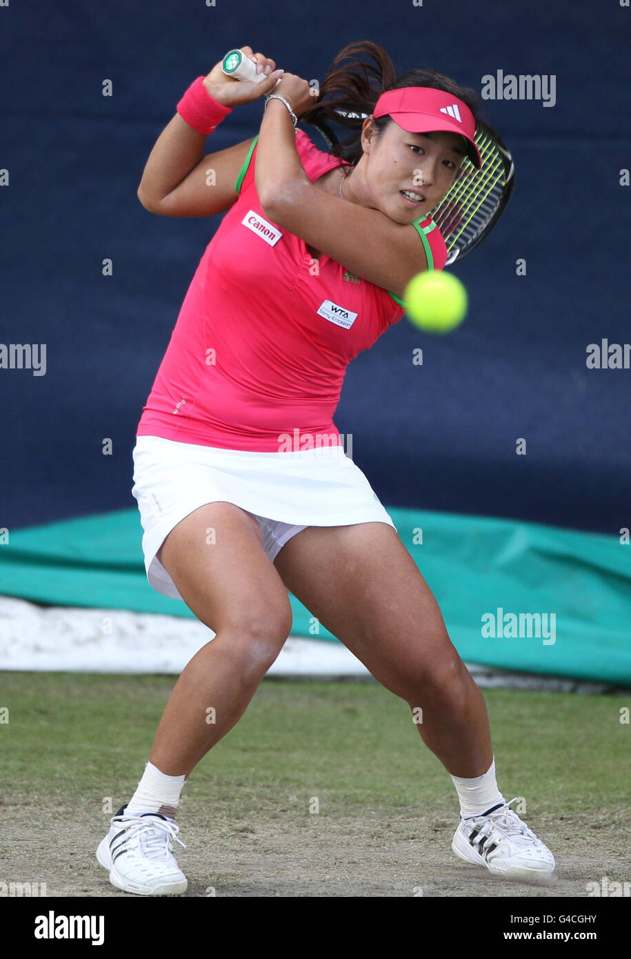 Ayumi Morita del Giappone durante la sua prima vittoria della partita sul croato Ajla Tomljanovic durante il secondo giorno della AEGON Classic al Priory Club Edgbaston di Birmingham. Foto Stock