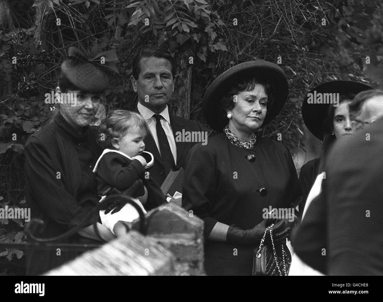 PA NEWS PHOTO 14/7/89 L'ATTRICE VEDOVA JOAN PLOWRIGHT LASCIA LA CHIESA AD ASHURST, SUSSEX, DOPO IL SERVIZIO FUNEBRE DEL MARITO LORD OLIVIER. A SINISTRA DELLA FOTO È FIGLIA-IN-LEGGE SHELLEY MOGLIE DI SUO FIGLIO RICHARD, TENENDO IL SUO FIGLIO DI UN ANNO TROILO Foto Stock