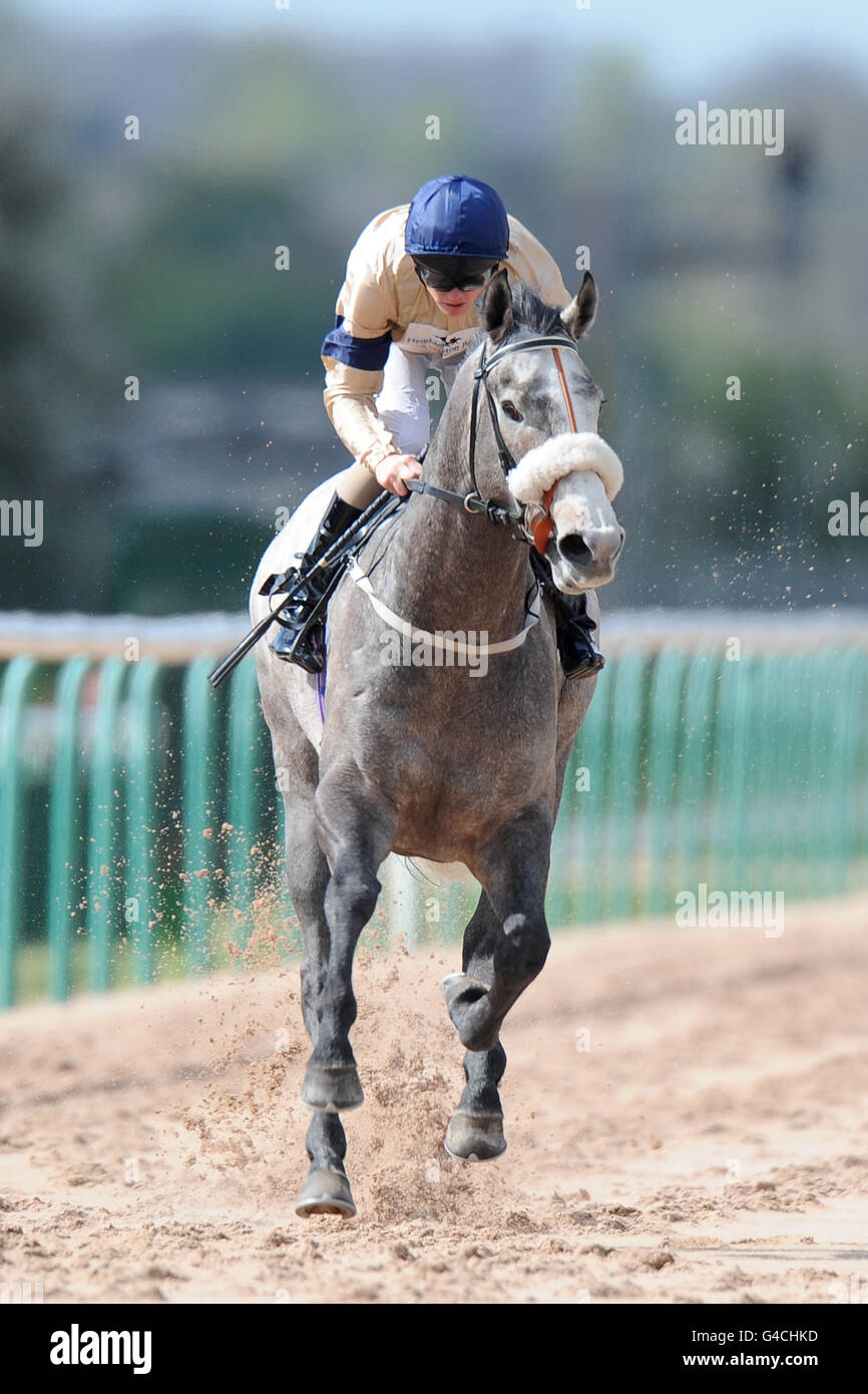 Corse ippiche - Ippodromo di Southwell. Lightning Cloud indovinato da Philip Makin vincitori del 32Red Casino Median Auction Maiden Stakes Foto Stock