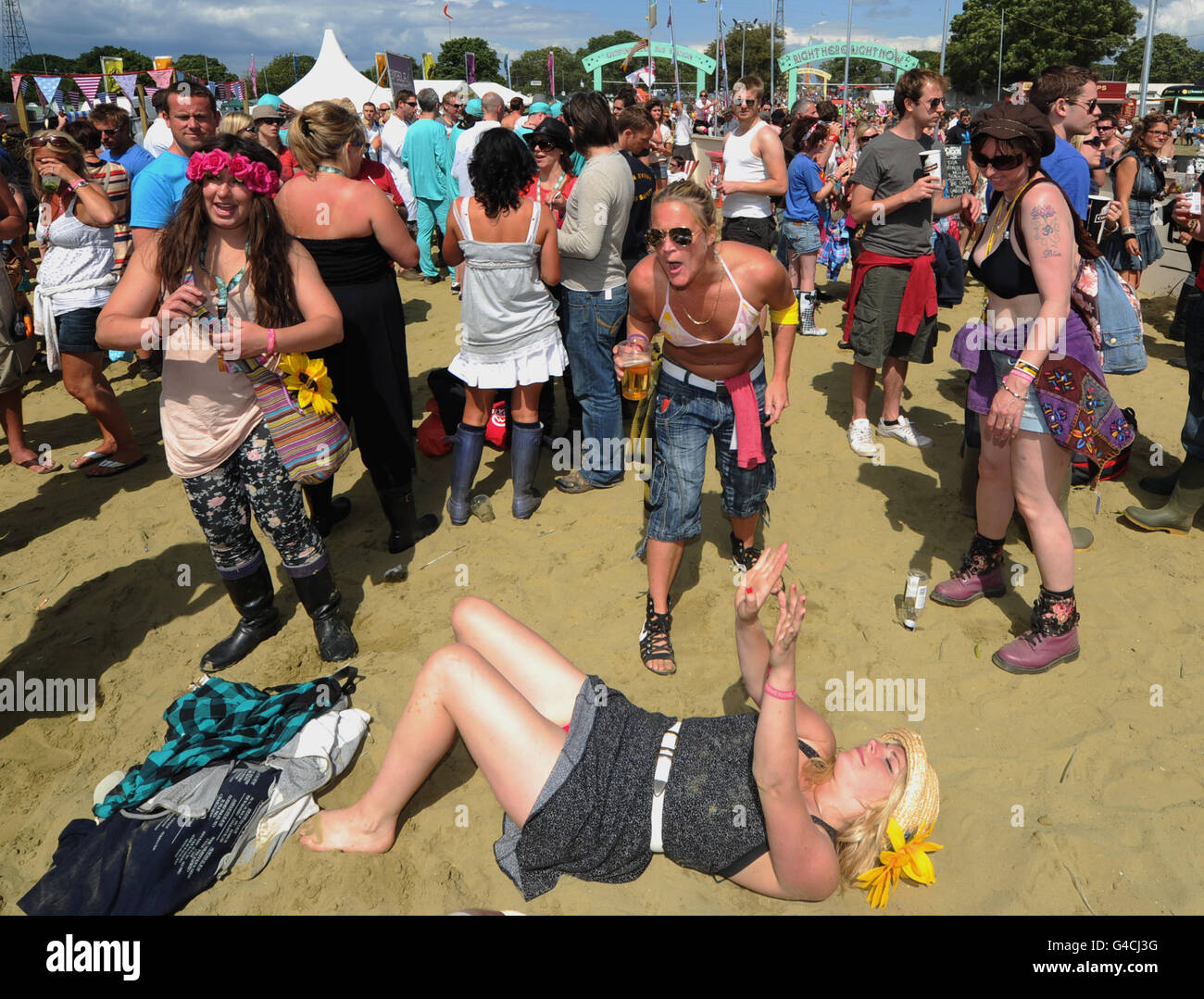 I festaioli del Festival si godono il clima caldo durante il secondo giorno del Festival dell'Isola di Wight. PREMERE ASSOCIAZIONE foto. Data foto: Sabato 11 giugno 2011. Il credito fotografico dovrebbe leggere: Anthony Devlin/PA Wire Foto Stock