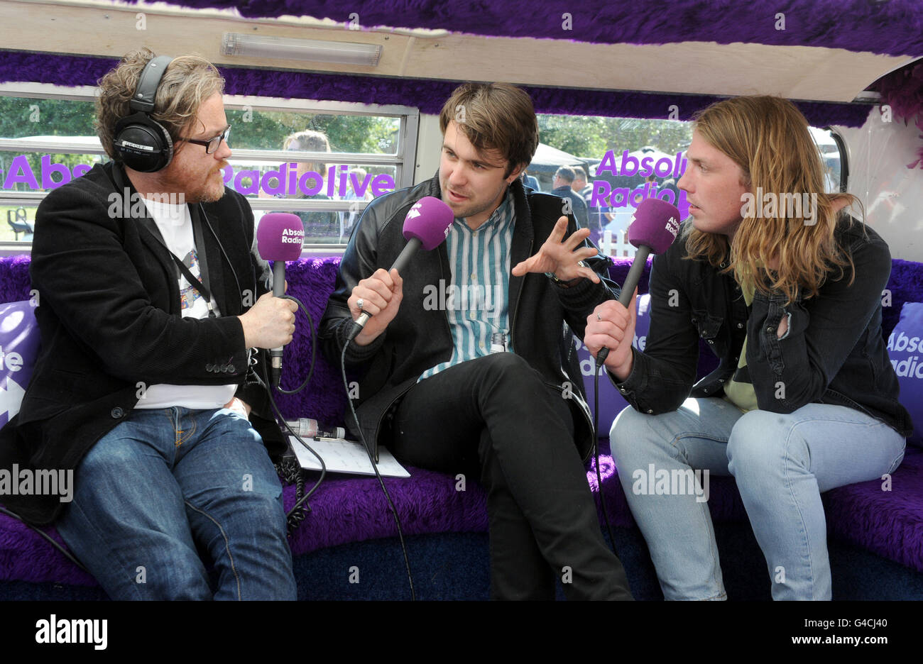 I vaccini sono intervistati per Absolute radio durante il secondo giorno del Festival dell'Isola di Wight. PREMERE ASSOCIAZIONE foto. Data foto: Sabato 11 giugno 2011. Il credito fotografico dovrebbe leggere: Anthony Devlin/PA Wire Foto Stock