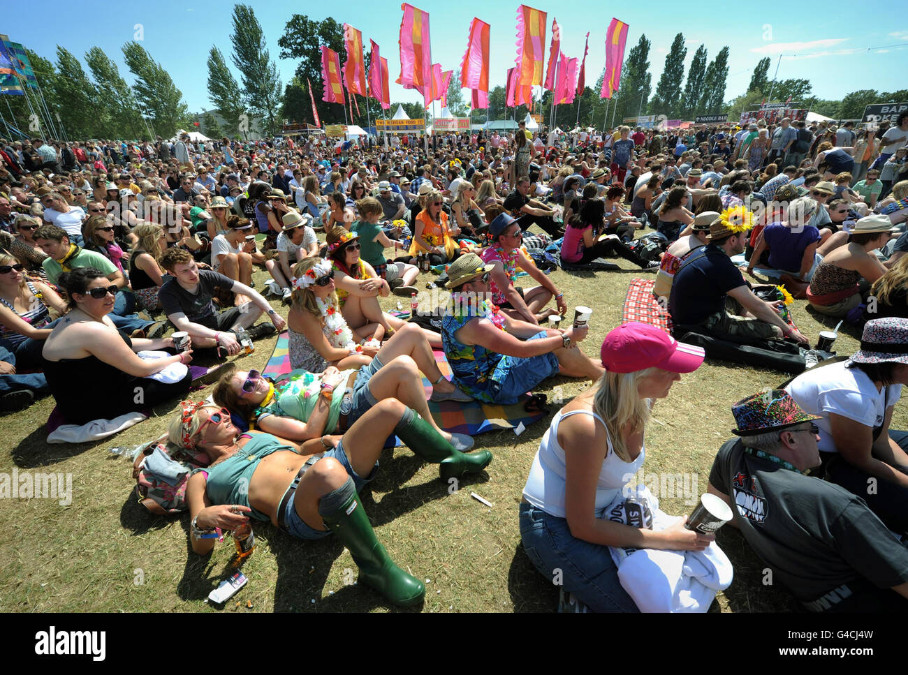 Isola di Wight Festival 2011. I festaioli del Festival si godono il clima caldo durante il secondo giorno del Festival dell'Isola di Wight. Foto Stock