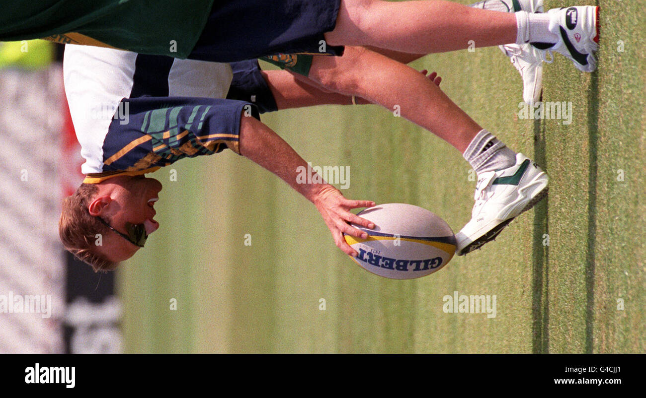 Il bowler sudafricano Allan Donald mette un rugby sul suo piede per un compagno di squadra a dare il calcio durante una partita di riscaldamento al Oval Today (Mercoledì) prima della prima giornata internazionale di domani tra Inghilterra e Sud Africa. Foto di Rebecca Naden/PA. Foto Stock